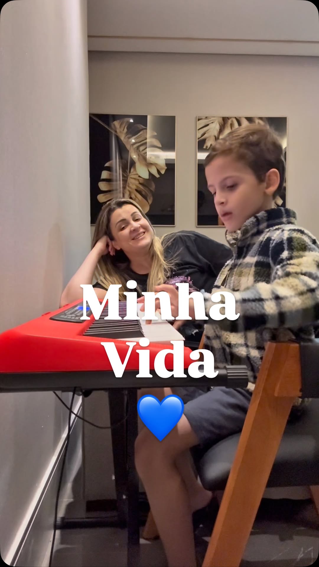 Você me fez mãe, mas muito mais que isso, vc me fez sentir um amor tão intenso que às vezes nem cabe no peito…
Tem dias cansativos, dias corridos, dias de caos rsrsrs, mas aí você sorri pra mim e tudo fica leve de novo e faz eu ter forças para lutar😭
Você é meu grude, meu orgulho, meu coração andando fora do corpo!
E se eu pudesse escolher mil vezes, em todas elas eu escolheria ser sua mamãe😭❤️

#felizdiasmães