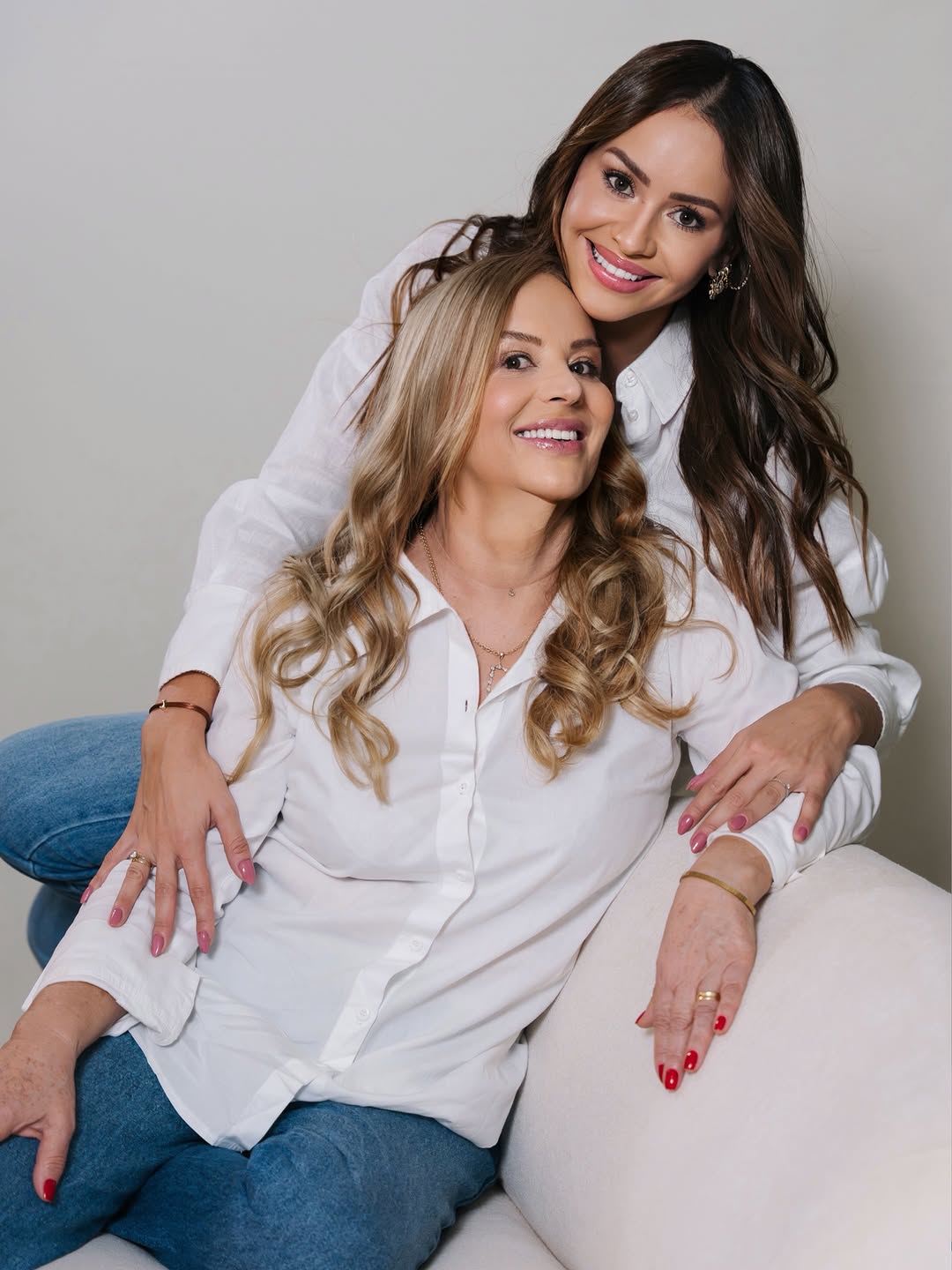 Entre todas as versões da felicidade, a mais bonita sempre vai ter o teu colo. Feliz Dia das Mães para a mais linda ✨💝

#motherday #fyyyyyyyyyyyyyyyyyyyyyyyyyyyyyyyyyyyyyyyyyyyyyyyyyyyyyyyyyyyyyyyyyyyyyyyyyyyyyyyyyyyyyyyyyyyyyyyyy #mother #lover #maeefilha