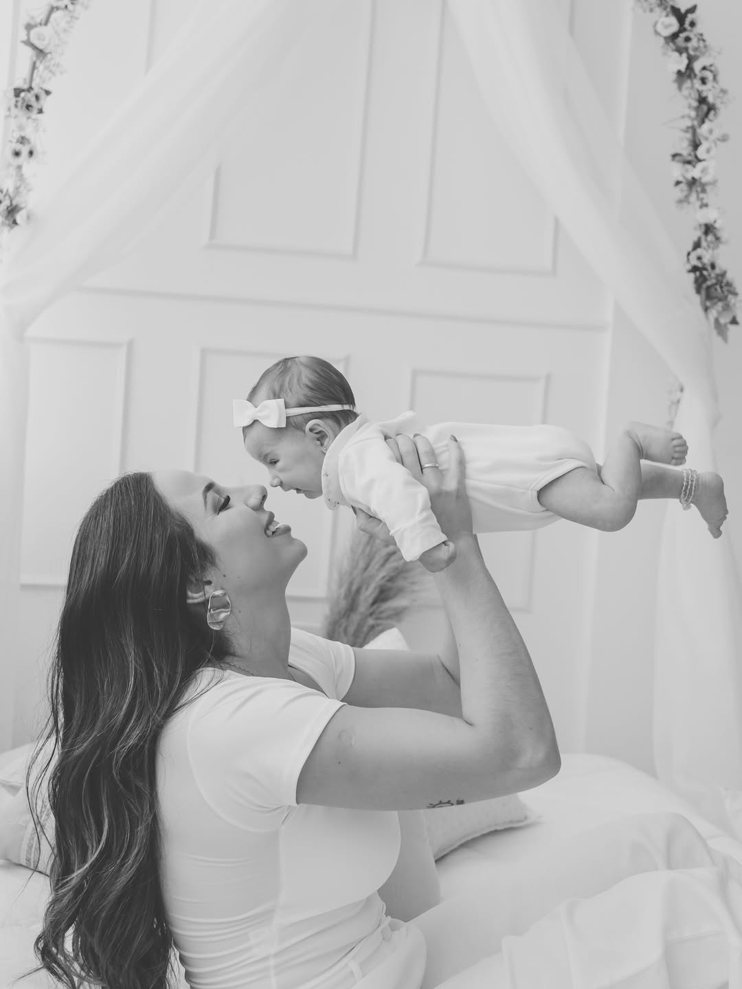 Ano passado eu passei o Dia das Mães com o coração cheio de amor… mas também cheio de medo.
Depois de tantas lágrimas, perdas, inseguranças e orações, eu sonhava com o momento de finalmente viver esse dia com a minha filha nos braços.

E hoje ela está aqui.
A minha Maria Cecília. ✨

Meu primeiro Dia das Mães com o meu colo cheio, com o cheirinho dela, com os olhinhos me procurando, com as mamadas incansáveis, com o amor mais intenso e transformador que eu já senti na vida.

A maternidade me mudo
