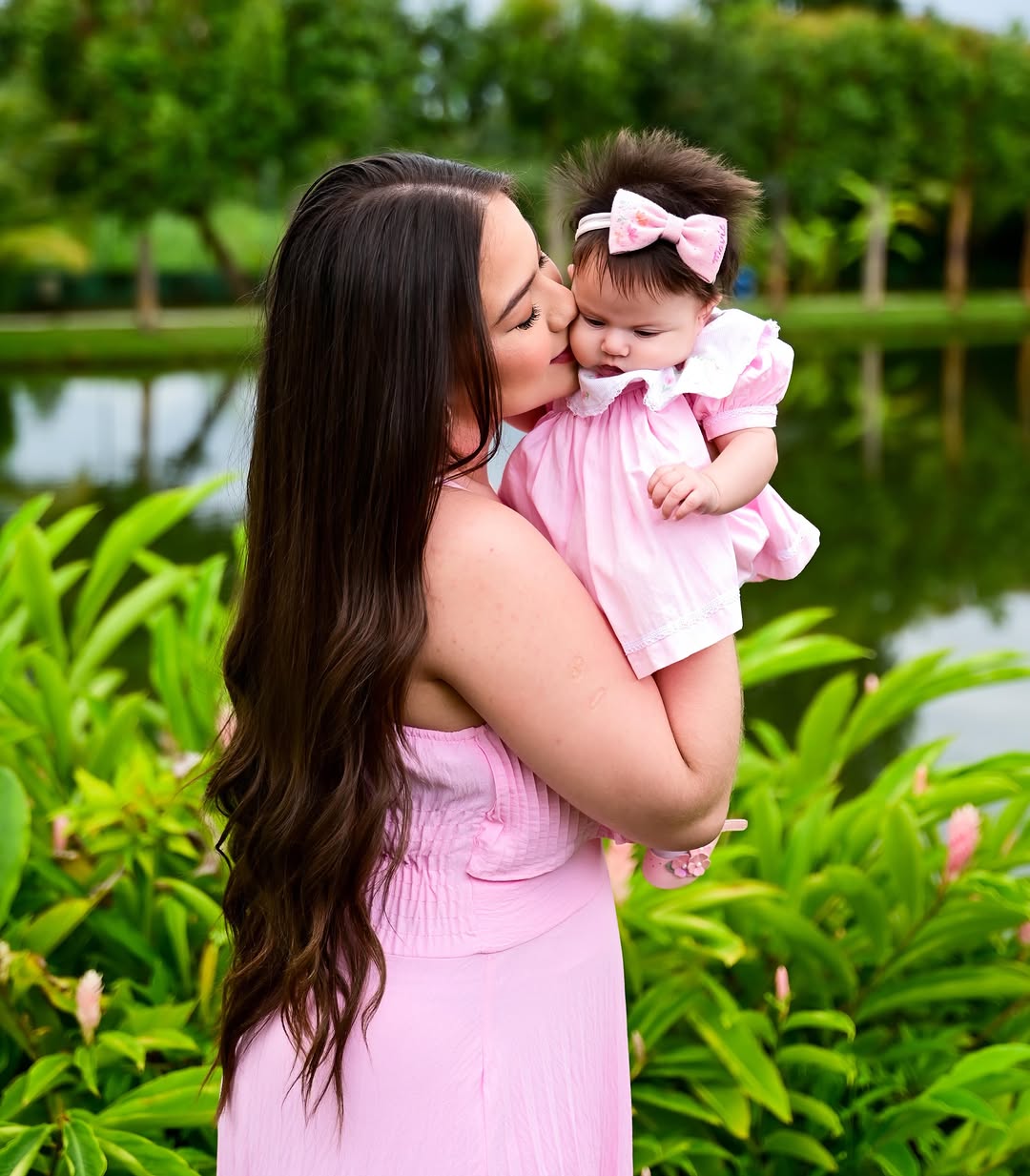 Meu primeiro Dia das Mães sendo mãe da Mavie, e parece que meu coração aprendeu um jeito novo de existir desde que ela chegou. Gerar você foi viver o milagre mais lindo da minha vida. Sentir você crescendo dentro de mim, ouvir seu coração bater pela primeira vez, esperar por você… tudo isso mudou quem eu sou para sempre.

E então você nasceu.
E junto com você, nasceu em mim a versão mais intensa, sensível e apaixonada de mim mesma: a sua mãe.

A Mavie é uma criança incrível, cheia de luz, de doç