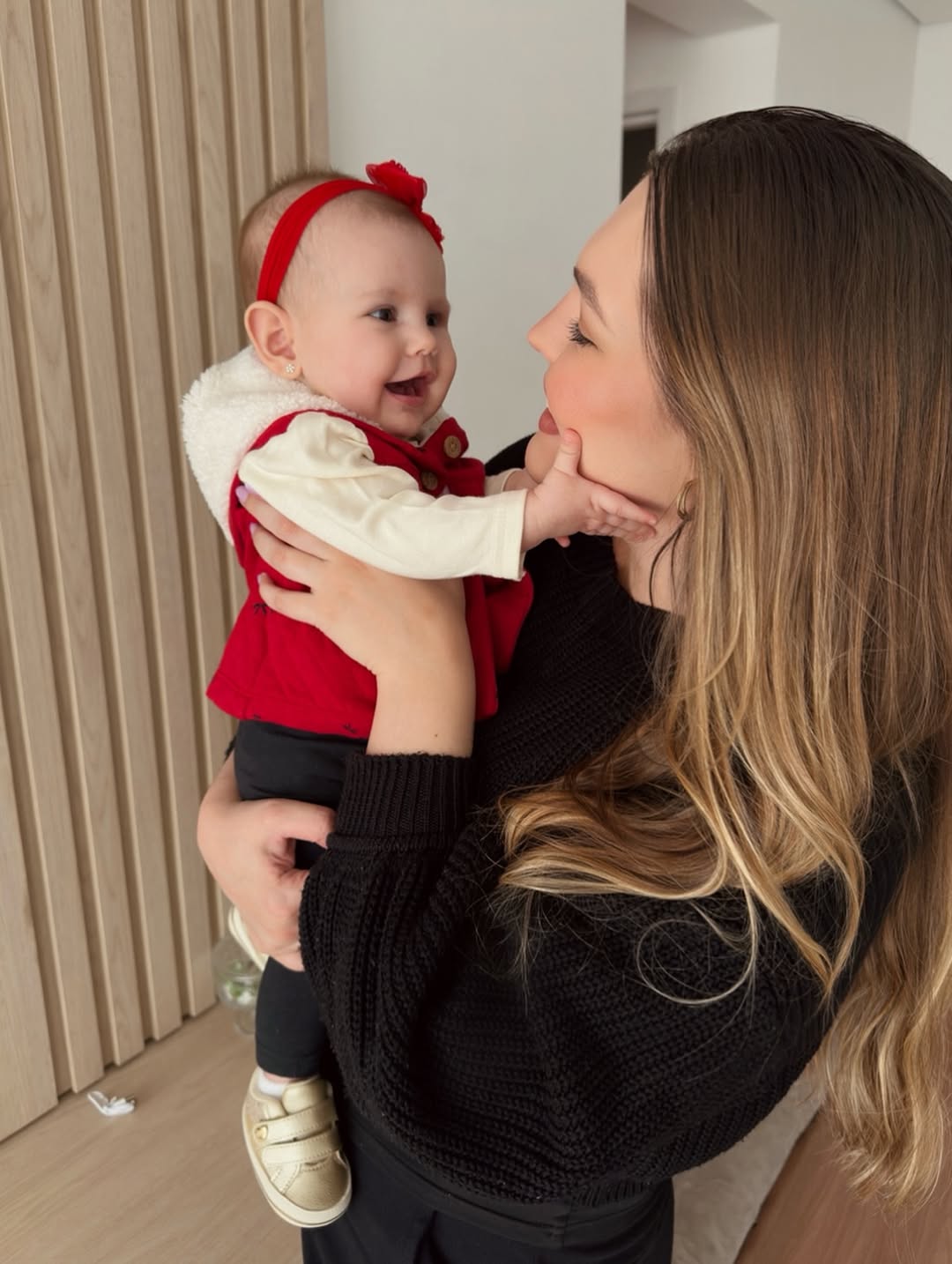 Ser mãe é descobrir uma força que eu nem sabia que existia. É amar alguém mais do que a si mesma, mesmo nos dias cansativos, nas noites sem dormir e na rotina intensa. É aprender diariamente sobre paciência, entrega, cuidado e amor. É perceber que um simples sorriso da minha filha consegue transformar completamente o meu dia. A maternidade me mudou por inteiro. Me fez mais sensível, mais forte, mais grata e muito mais dependente de Deus. E entre todos os papéis que já vivi, ser mãe da Lorena é, 