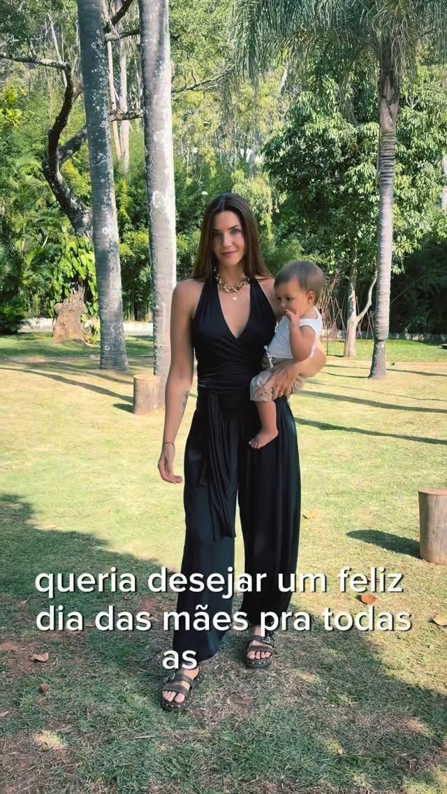 Nesse Dia das Mães, nada melhor do que se sentir linda e confortável. O look escolhido de hoje foi da @oneway.store ❤️ Desejo a todas as mães um dia cheio de amor!