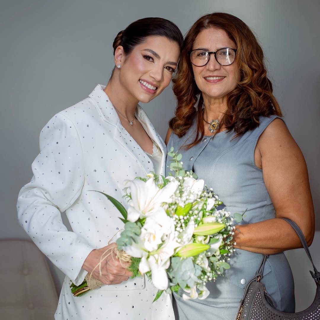 Você sempre foi muito mais que mãe, foi minha melhor amiga, meu colo seguro, meu exemplo de amor e força. Foi você quem me mostrou as melhores coisas da vida: o carinho, a humildade, a generosidade e o verdadeiro significado de amar alguém acima de si mesma.

Seu coração gigante sempre encontrou um jeito de cuidar, ajudar e acolher todos ao redor. Você é daquelas pessoas raras que tiram de si para ver os filhos felizes, sem medir esforços, sem esperar nada em troca, apenas por amor.

Sou imensam