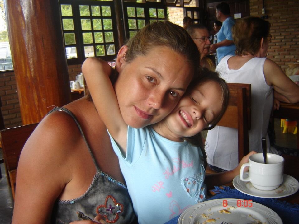 Fico tão feliz quando dizem que sou a cara da minha mãe.
Hoje eu sei que tudo o que aprendi sobre carinho, amor e sobre se entregar por inteiro em tudo o que faz… vem dela. Além do DNA e de todos os trejeitos…

Uma pessoa que ilumina quando entra em qualquer lugar, que deixa luz por onde passa, tão pra cima, tão criativa, dona da risada mais gostosa do mundo. Quem conhece vivinha sabe a peça rara e a dádiva que ela é. Tão cheia de talentos, de luz, de vida.

A pessoa mais estilosa que conheço.
S