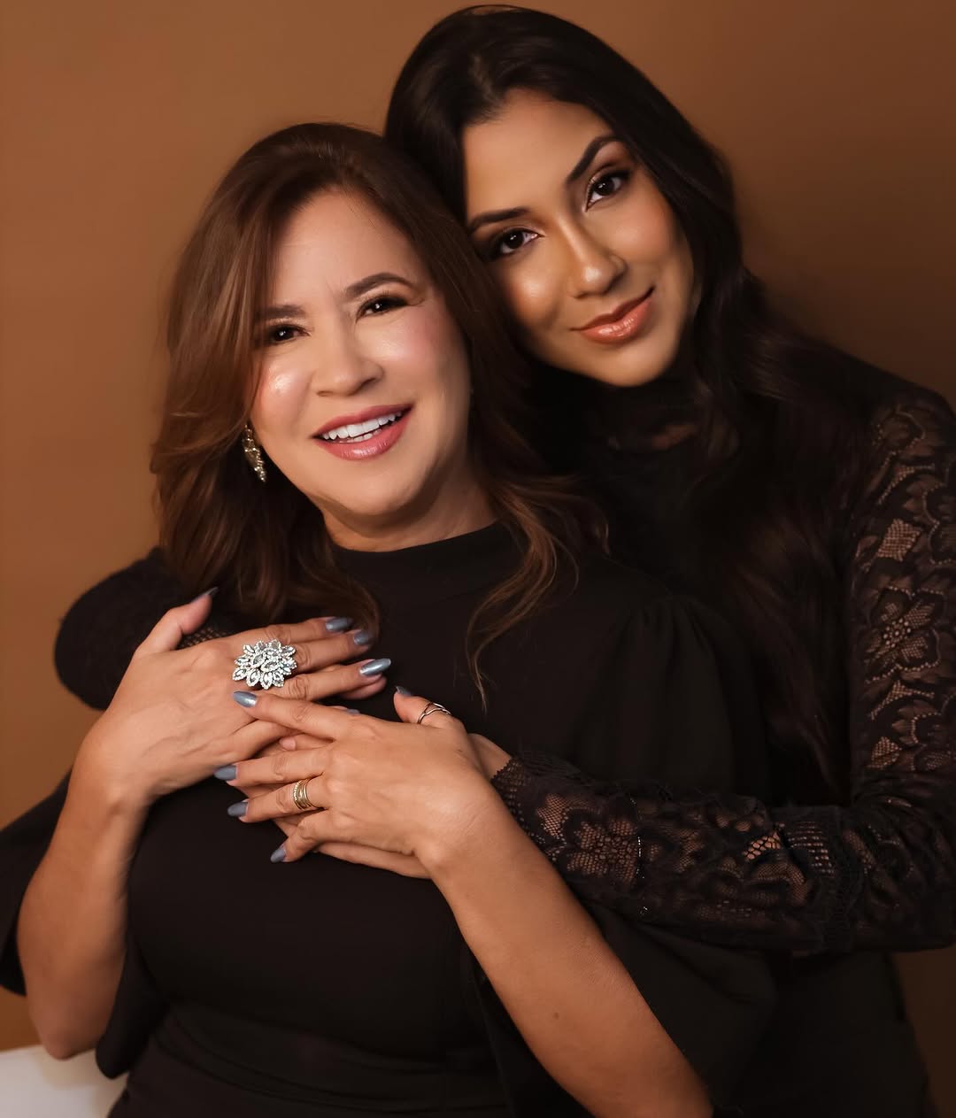 Hoje, mais do que nunca, eu agradeço a Deus por mais um dia das mães do seu lado. 
Deus sempre nos mostra o quanto precisamos dar valor em quem a gente ama. Sou muito grata a Ele por ser sua filha mamãe, muito grata pela sua vida, por tudo o que você faz por mim desde sempre.
Obrigada por tudo, por ser minha mãe, e por estar sempre do meu lado. Te amo muito mamãe! 
Feliz dia das mães! ❤️