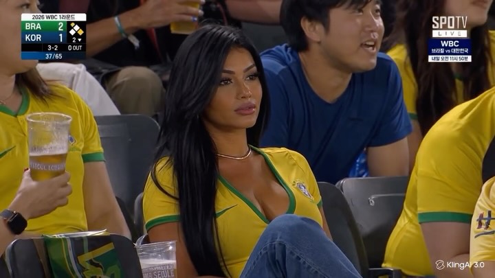 Brasil jogando e a câmera caçando as brasileiras! 📷😂🇧🇷
Prompt: CHATGPT
Animação: KLINGAI
.
.
.
#trenddomomento #ʀᴇᴇʟsʙʀᴀsɪʟ #torcidabrasil #spotv #estadio