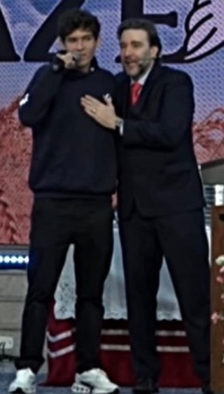 Que grandeza e generosidade do meu irmão @giancarlo.pagliarin em colocar o meu filho @gabriel_lanzoti com tanto cuidado e graça no altar, fazendo ele sentir pertencente à este lugar tão forte para a nossa família. E Gabriel, você respondeu tão bem, tão natural, com uma postura tão bonita e simples… que dá para sentir que no seu coração uma memória começou a ser escrita. E pai @juanribe tudo isso é claro que tem o peso da sua direção, da sua cobertura e benção familiar. Você sempre enxergou longe