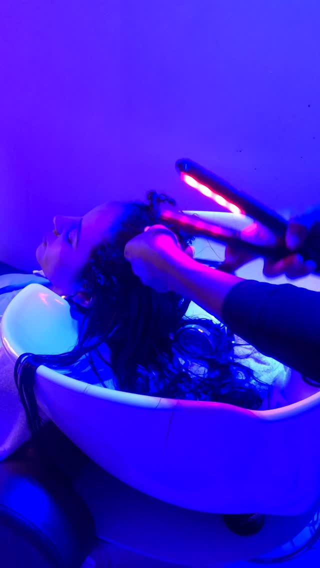 Nem tudo que transforma precisa fazer barulho… ✨

Existe beleza no cuidado, no toque, no detalhe e na experiência.

Porque cabelo não é apenas estética.
É identidade, presença e a forma como você se sente ao se olhar no espelho.

📍Agendamentos via direct.

#HairAracaju #CabeleireiroAracaju #belezaaracaju #aracaju #sergipe