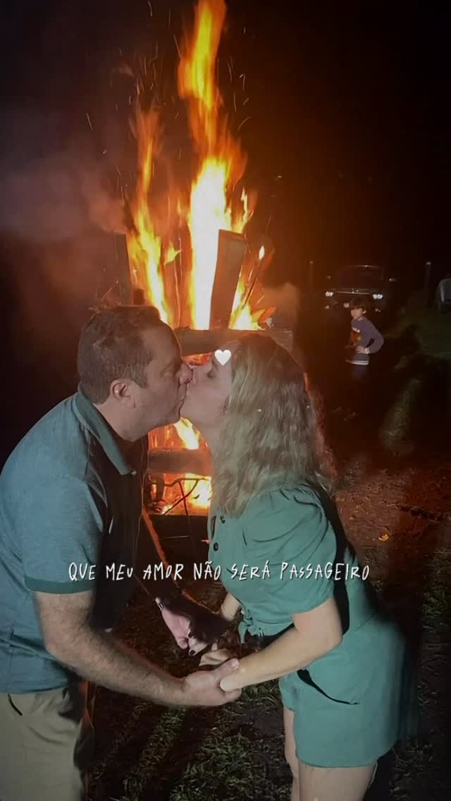 Hoje é um dia muito especial , o dia do amor da minha vida! Joaquim é dessas pessoas diferentes que habitam o mundo, com cheiro de chocolate, sabe aquele cheiro que você sente e já sorrir ? Com imagem de príncipe, lindo e charmoso, com um comporta de gentleman , incapaz de levantar a voz para quem quer que seja, carinhoso, generoso, e altruísta, não tem nada nas mãos.. o que puder compartilhar ele compartilha, e se não puder ele compartilha também! Não há quem não goste dele, até quem vem pra br