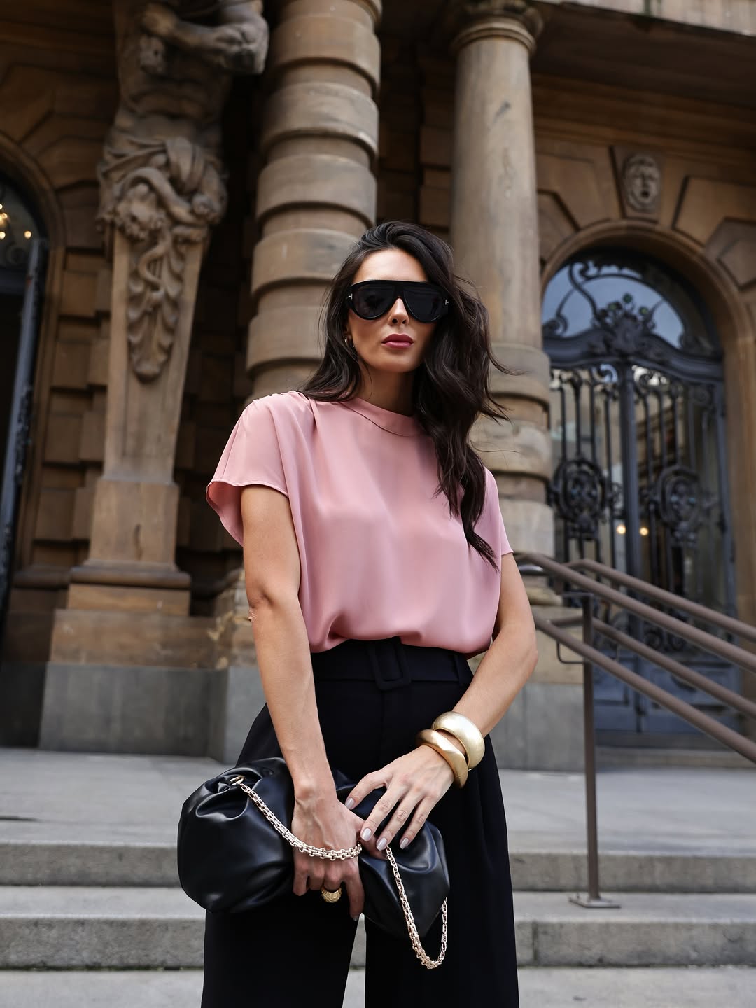 Olhando assim, nem parece que chora pra dirigir sozinha 😅

Como a gente também trabalha por aqui, além de ser pilota de fuga 💅🏼, segue resultado do shooting para @vidavicimodas no Teatro Municipal de São Paulo, by @ernanphoto, com styling @_marcelalime 

Muito material lindo vindo aí! 🫶🏼🫡