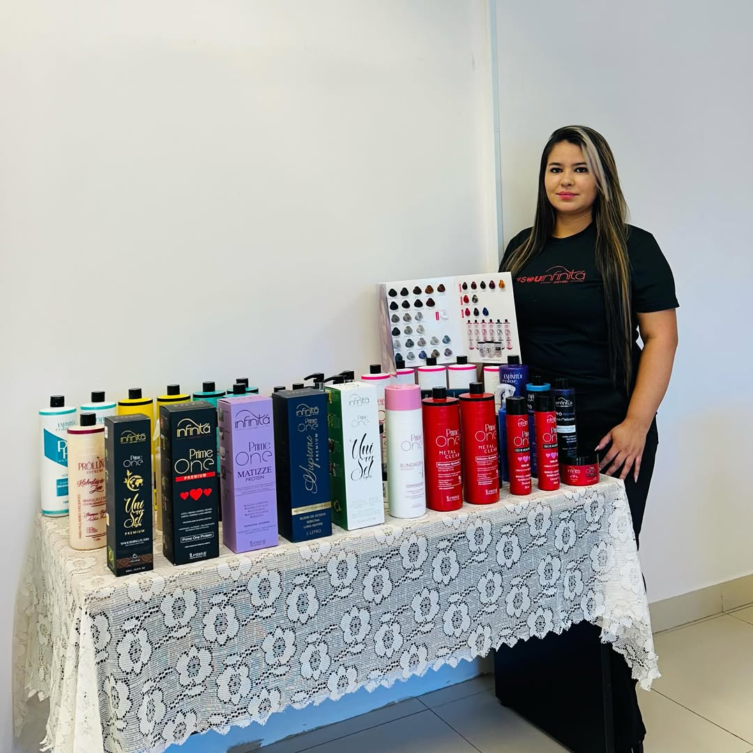 Hoje eu paro e penso em tudo que já vivi até aqui… e o quanto sou grata por cada passo da minha trajetória ✨
Nada foi por acaso, cada esforço, cada desafio e cada conquista me trouxeram até esse momento tão especial.

Tenho muito orgulho de ser embaixadora dessa marca 💖
Uma marca que eu confio, admiro e que faz parte do meu dia a dia, transformando não só cabelos, mas também a autoestima de cada cliente que passa pelas minhas mãos.

Ser embaixadora vai muito além de representar… é vestir a cami