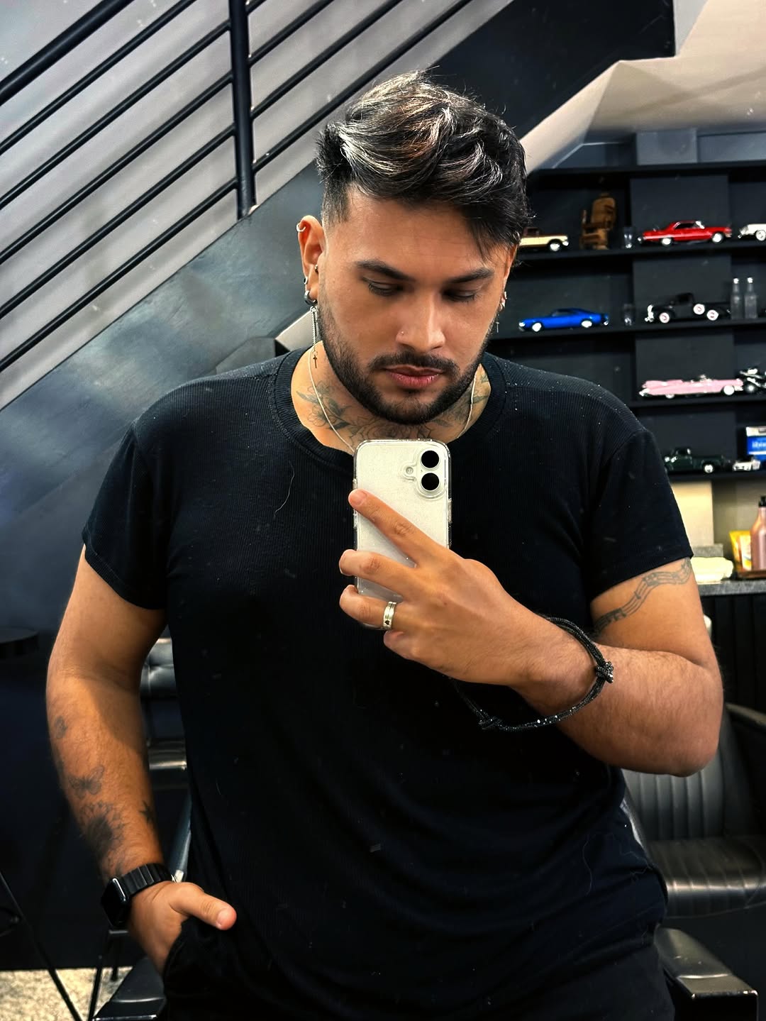 Nem tudo que mudou em mim foi aparência. 🖤

#Lifestyle #MenStyle #SelfieMood #PersonalStyle #Vibes