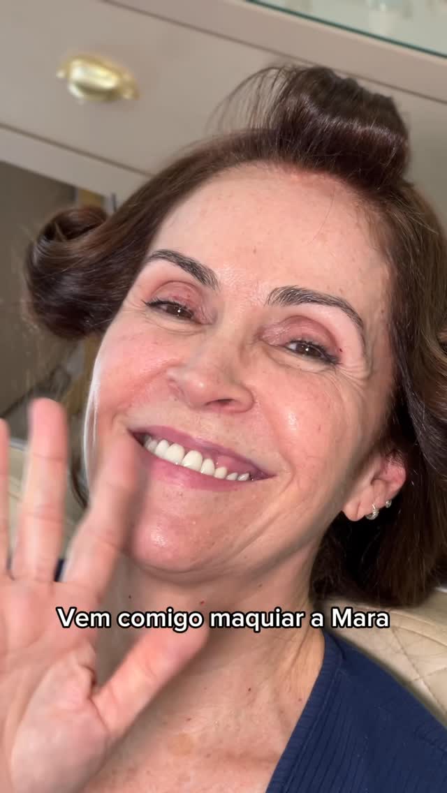 Vem comigo maquiar a @maravalenttim e conhecer um pouco de uma das minhas marcas nacionais favoritas, que uso profissionalmente e amo: @linhadeisyperozzo 🖌️

Produtos usados:
• Bruma fixadora
• Corretivo Invisible cor 1
• Pó Tule cor 1
• Lápis marrom + lápis preto
• Lapiseira retrátil Lírio Chocolate