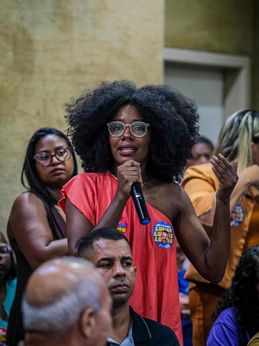 No dia 14 de maio registrei um Boletim de Ocorrência contra um r4cist4. Mesmo sendo uma mulher preta, nunca imaginei que um dia estaria nesse lugar (de precisar denunciar esse tipo de violência). 
Precisamos mostrar o que acontece com quem comete este crime no Brasil, mas precisamos buscar justiça. Fazer a nossa parte, o possível dentro da lei, para que não fiquem impunes.

A mensagem continua sendo a mesma: racist4s não passarão!!! ✊🏿🔥

#racismo #combateaoracismo #racistasnãopassarão