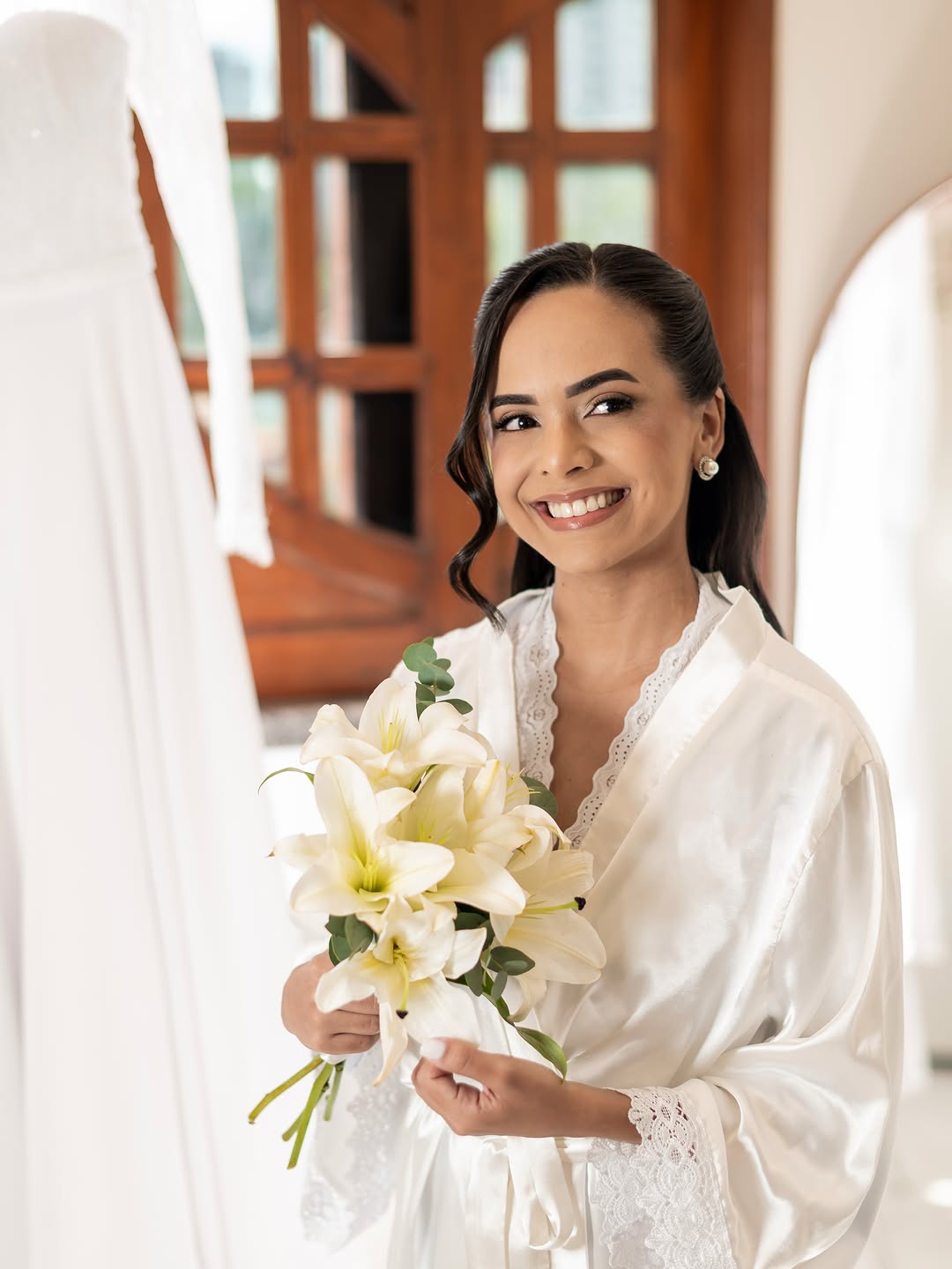 Momentos desse dia inesquecível passando no feed ✨👰🏻
Uma produção leve, elegante e cheia de personalidade para, Joyce Anyelle uma noiva linda que confiou em mim para viver esse momento tão especial 🥹🤍💍

Noivinha @joyceanyellegr 
Fotos por @marllondantasfotografia 
.
.
#noivas #maquiagemparanoivas #maquiagemprofissional #bride #mesdasnoivas