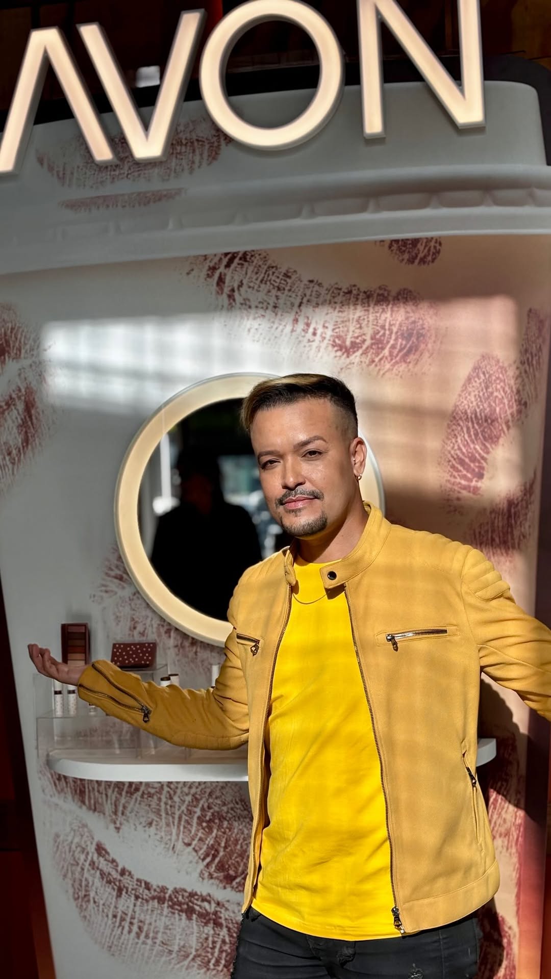 A Deus..universo é maquiagem..me fez chegar em lugares que jamais imaginei.“Fui convidado pela Dona @avonbrasil para conhecer a nova coleção limitada ‘Coffee Date’! ☕✨ Ela é a cara do Brasil, cheia de tons terrosos e com um cheirinho irresistível de café. Apaixonado! 🥲😍🤎
.
.
.
.
.
.
.
.
#avon #avoncoffeedate #avonbrasil