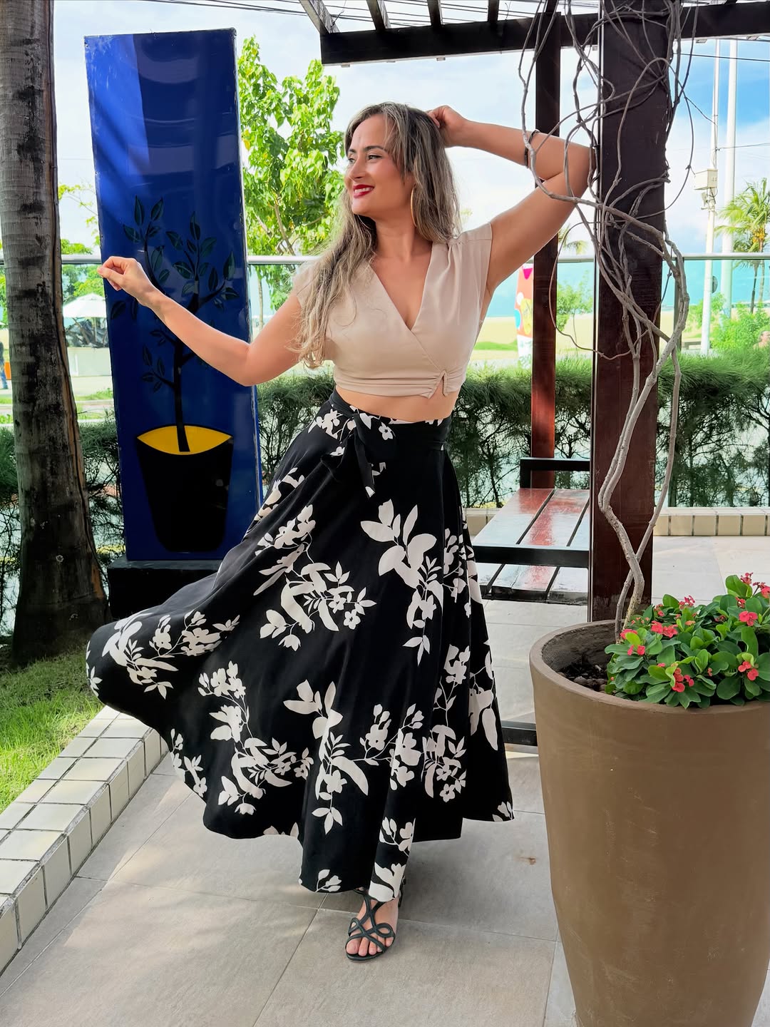 Entre sombras, flores e vento… tem dias que a gente simplesmente floresce sem pedir licença. 🌿