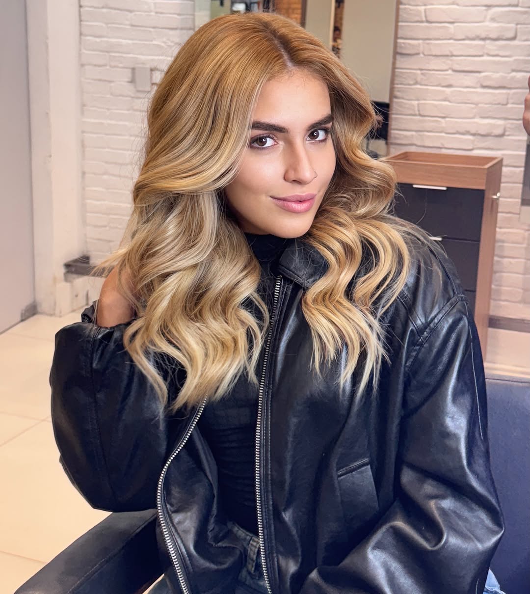 Mechas de alta manutenção são técnicas onde criamos uma iluminação mais intensa e mais próxima da raiz, com maior quantidade de fios clareados e um efeito de loiro mais evidente ✨

Diferente das mechas mais naturais e espaçadas, nessa proposta trabalhamos um fundo mais claro, contornos iluminados e uma neutralização mais precisa para manter o tom sofisticado e sem reflexos indesejados.

Como existe maior clareamento e exposição da raiz natural conforme o cabelo cresce, a cliente precisa de manut