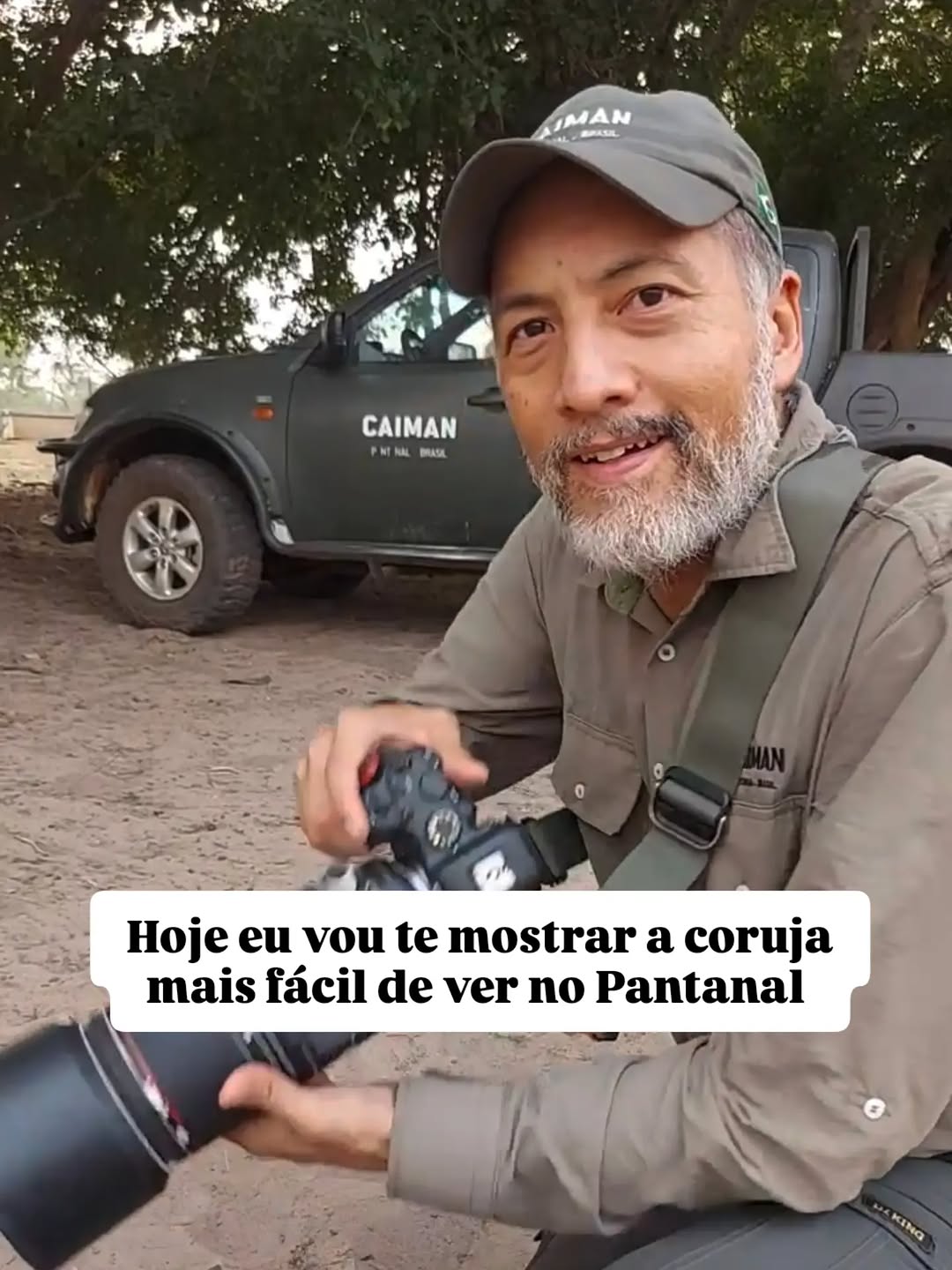 🦉A Coruja-buraqueira provavelmente é a coruja que mais aproxima as pessoas desse grupo de aves. E talvez isso aconteça porque ela simplesmente não age como uma coruja “normal”. 😅

Enquanto a maioria das corujas passa o dia escondida, a buraqueira aparece em pleno sol, parada no chão, em mourões, cercas ou cupinzeiros, observando tudo ao redor com aquele olhar amarelo impossível de ignorar. Ela tem hábitos diurnos e noturnos, mas costuma ser vista principalmente durante o dia em áreas abertas. 