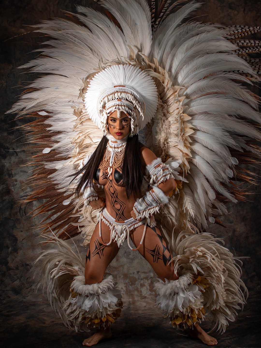 Em clima de Planeta Boi 2026, fotografar a @isabelle.nogueira é também fotografar um pedaço da alma amazônica.

Porque existem pessoas que carregam muito mais do que uma imagem. Carregam história, identidade, cultura e um amor que contagia quem está por perto.

Entre a energia do Planeta Boi, a expectativa para mais uma temporada e toda a grandiosidade que envolve esse momento, essas fotos são um registro de alguém que se tornou parte da história recente do nosso Festival. A CUNHÃ DO BRASIL 🇧🇷