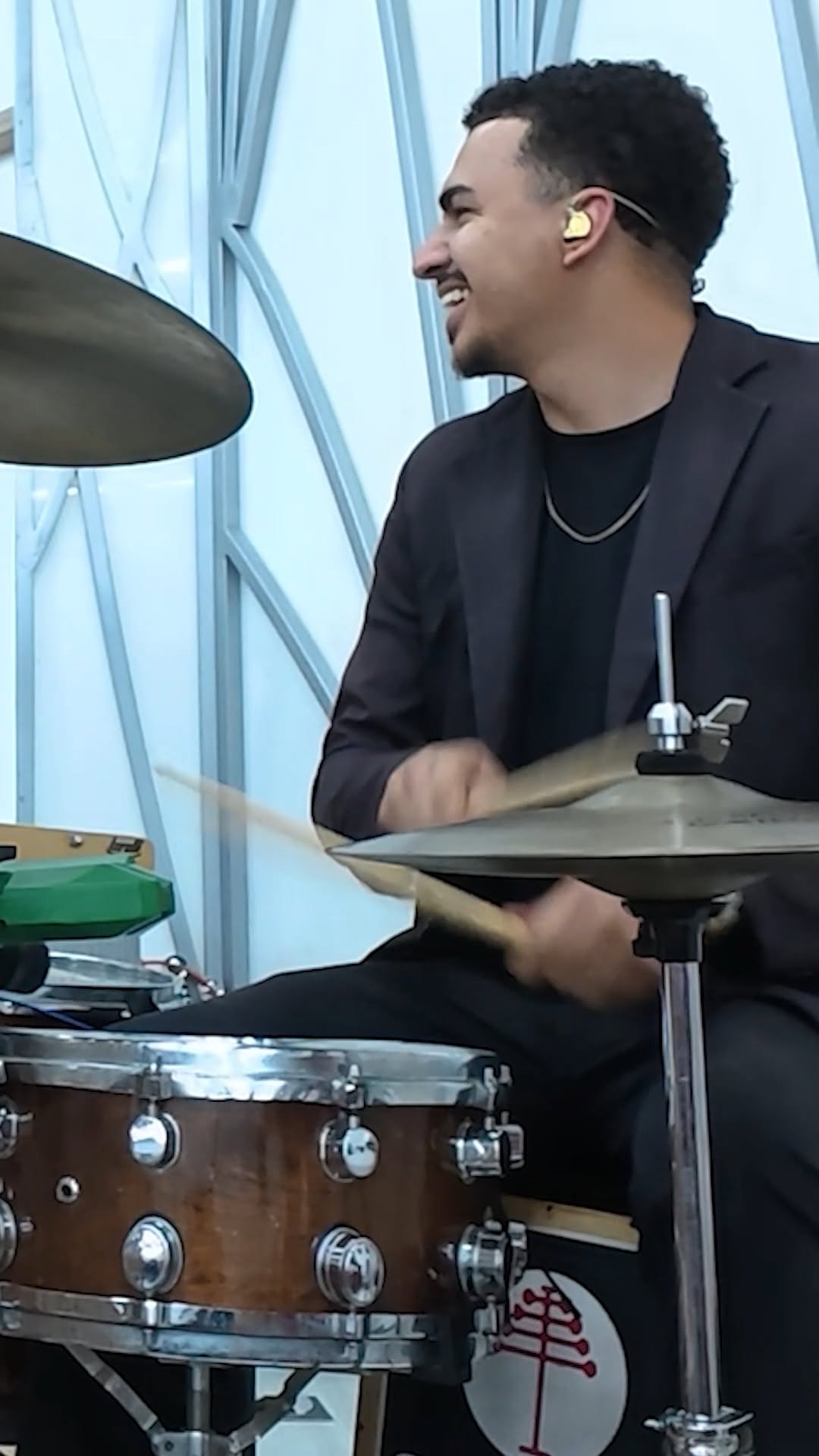 Tem gente que toca…
e tem gente que sente cada batida! 🥁🔥😎
Quando faz o que ama, o sorriso sai no automático.”

#Baterista #Drums #Groove #Musica #Bateria #DrummerLife