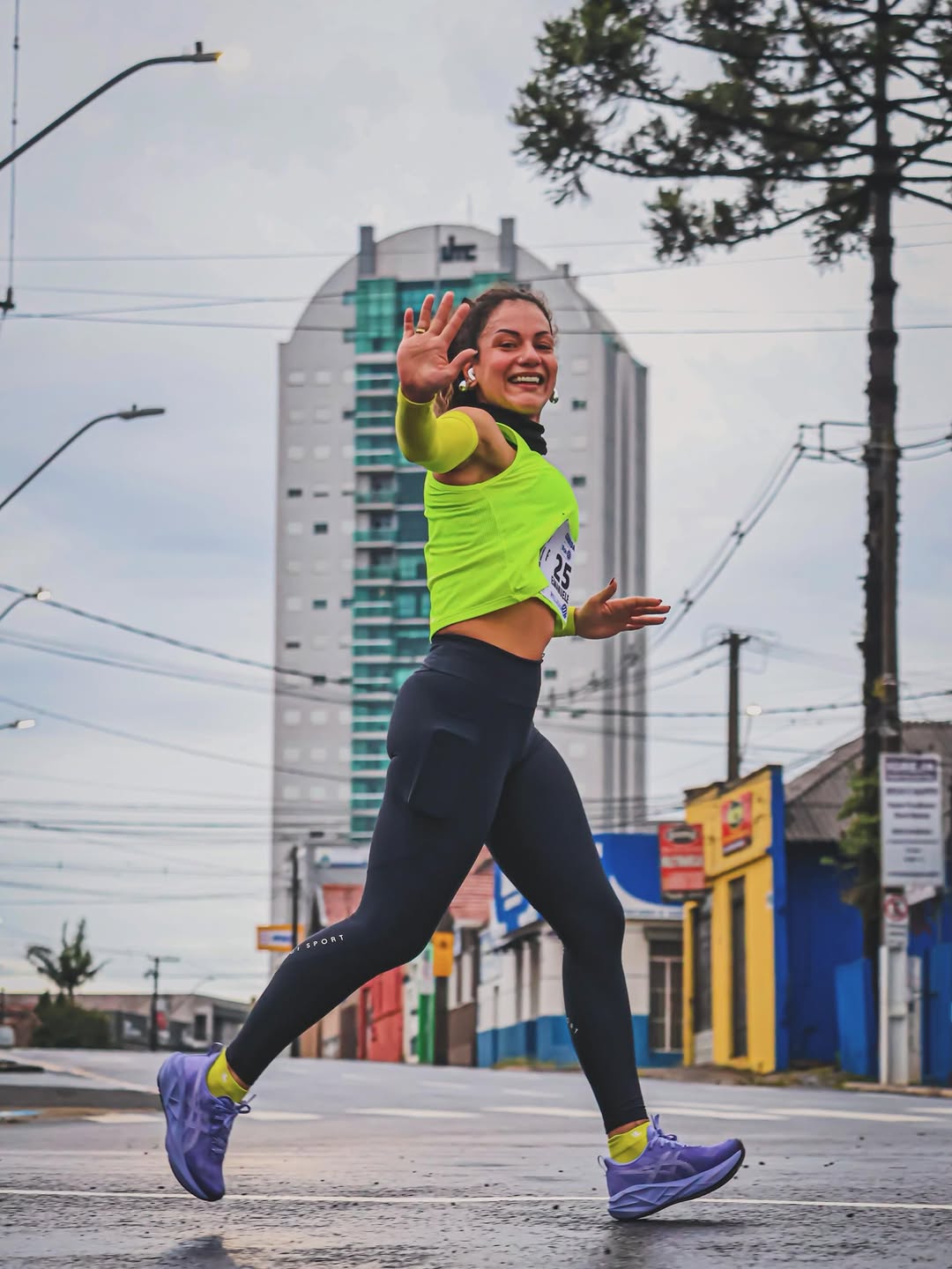 Praticar o que se prega. Pra mim, é sobre isso! 🏃‍♀️✨

Quem me vê correndo com esse sorriso no rosto (e até fazendo pose pra foto!) às vezes esquece que esse resultado é construído no dia a dia.

Hoje foram 5km pra conta, cruzando a linha de chegada abaixo dos 30 minutos, mas a verdadeira vitória não tá só no tempo do cronômetro. Tá na constância. Na escolha de cuidar do corpo não como uma punição, mas como uma celebração do que ele é capaz de fazer quando tá bem preparado.

Como personal train