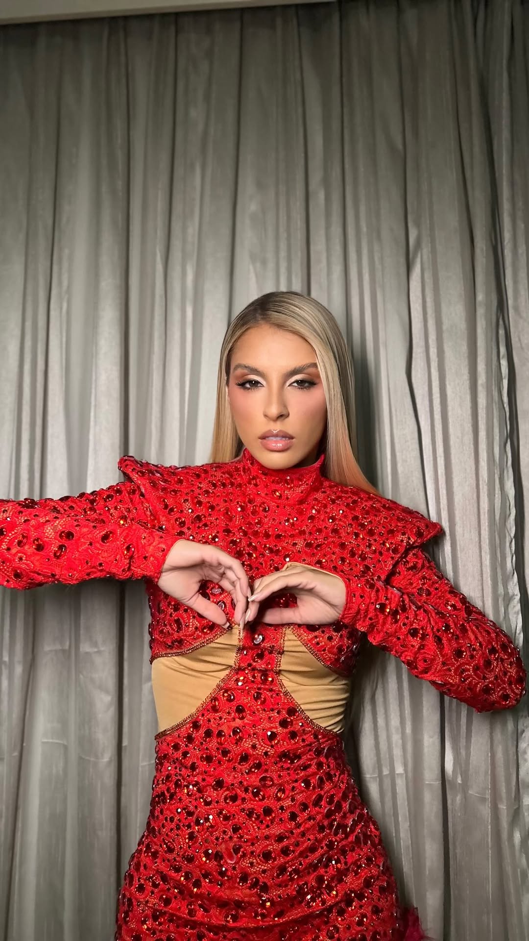 Ontem, mais uma vez, produzi essa Barbie @ohararavick para o Festival Playlist aqui em Fortaleza 😍
E claro, produção impecável com a marca @kohllbeauty, que literalmente resistiu a toda a chuva de ontem ☔
E esse cabelo incrível ficou por conta da @gerlandiagege ✨♥️
: 
:
:
#FestivalPlaylist #Fortaleza #MakeUp #MakeIntacta #MaquiagemProfissional BeautyMakeup GlowMakeup MakeArtist KohllBeauty MaquiagemFortaleza HairStyle ProduçãoCompleta BeautyBrasil InstaMakeup MakePerfeita ChuvasDeFortaleza Barb