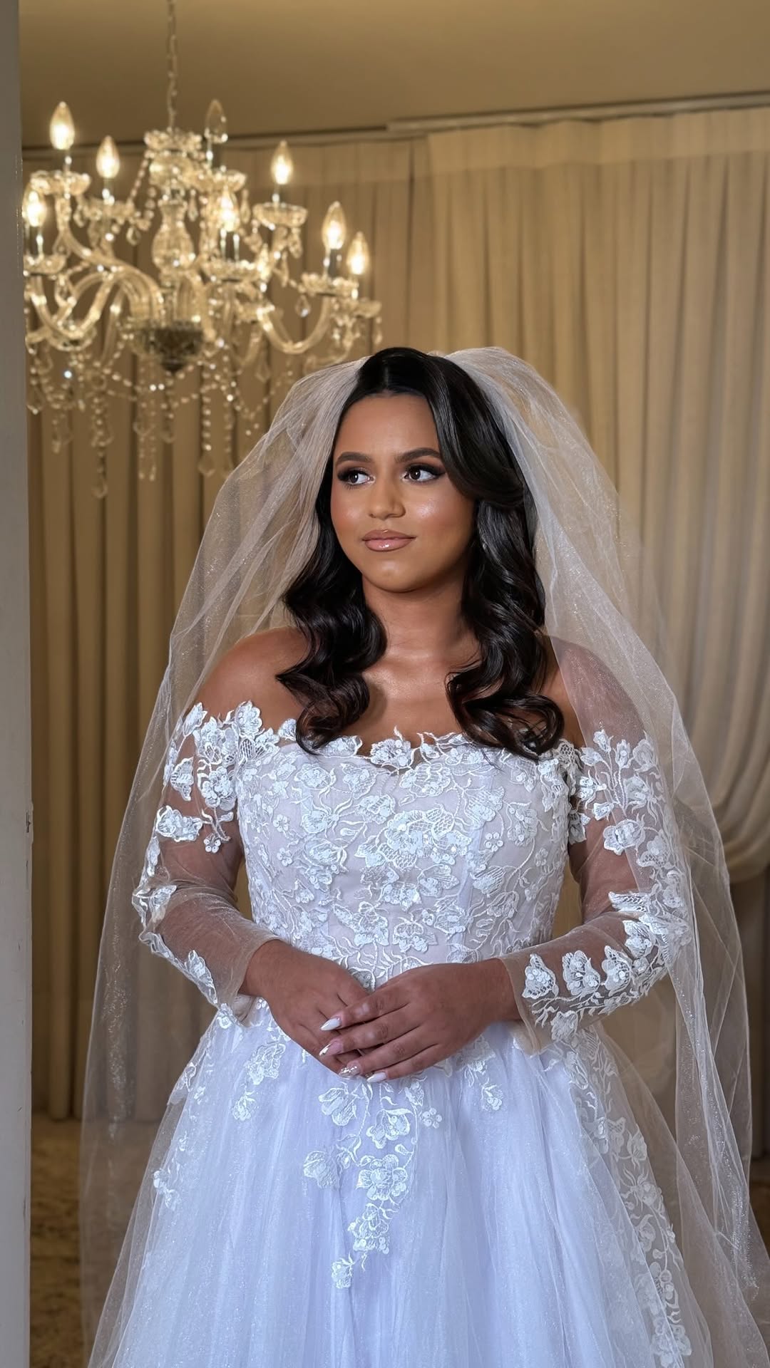 Larissa

Ela chegou muito certa das suas escolhas e que delícia foi o nosso dia, uma noiva que transmite paz só de estar perto... 

Cerimonial: @rosesantoro 
Vestido: @corte_costura.chai 
Make of: @aretuzacampos 
Buquê: @floricultura_mariaflores4409 

#noivasliamaragomes #bride #makeup #penteado