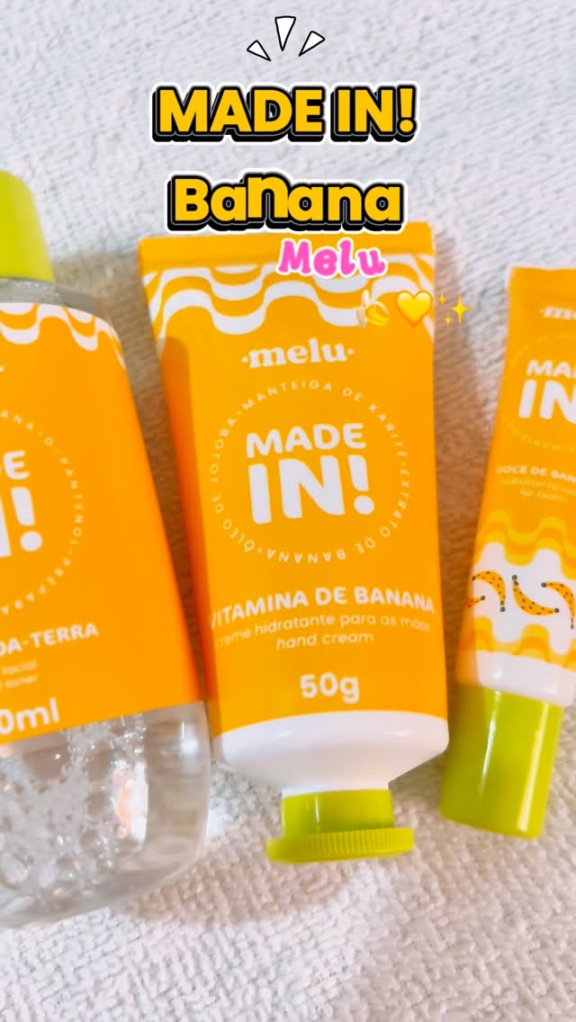 🍌✨ Uma rotina docinha, cheirosa e cheia de cuidado com a nova linha Made In Banana @melu.brasil 

💛 Tônico Facial Banana-da-Terra
💛 Creme Hidratante de Mãos Vitamina de Banana
💛 Hidratante Labial Doce de Banana

Texturas leves, hidratação deliciosa e aquele cheirinho de banana que dá vontade de usar toda hora 🫶🍌

#meluvibes #melulinhadebanana #skincarebrasil #beautybrasil #autocuidado