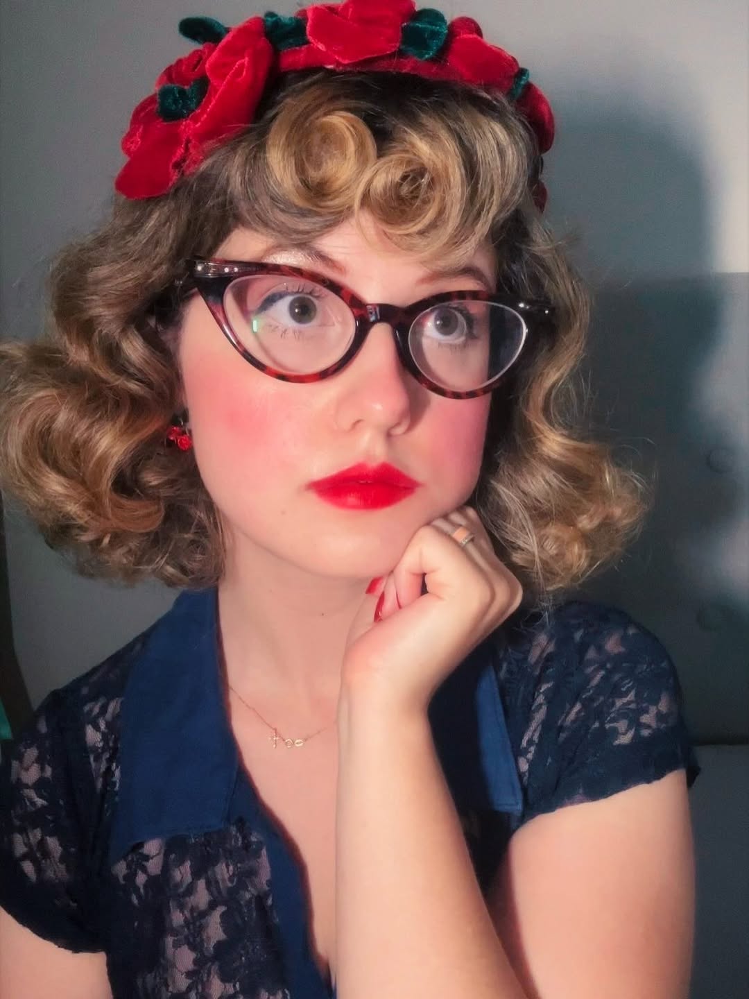 my version of a pinup Snow White 💋🍎🌷💄💐🦋

#pinup #pinupgirl #50sgirl #vintageprincess #vintagegirl