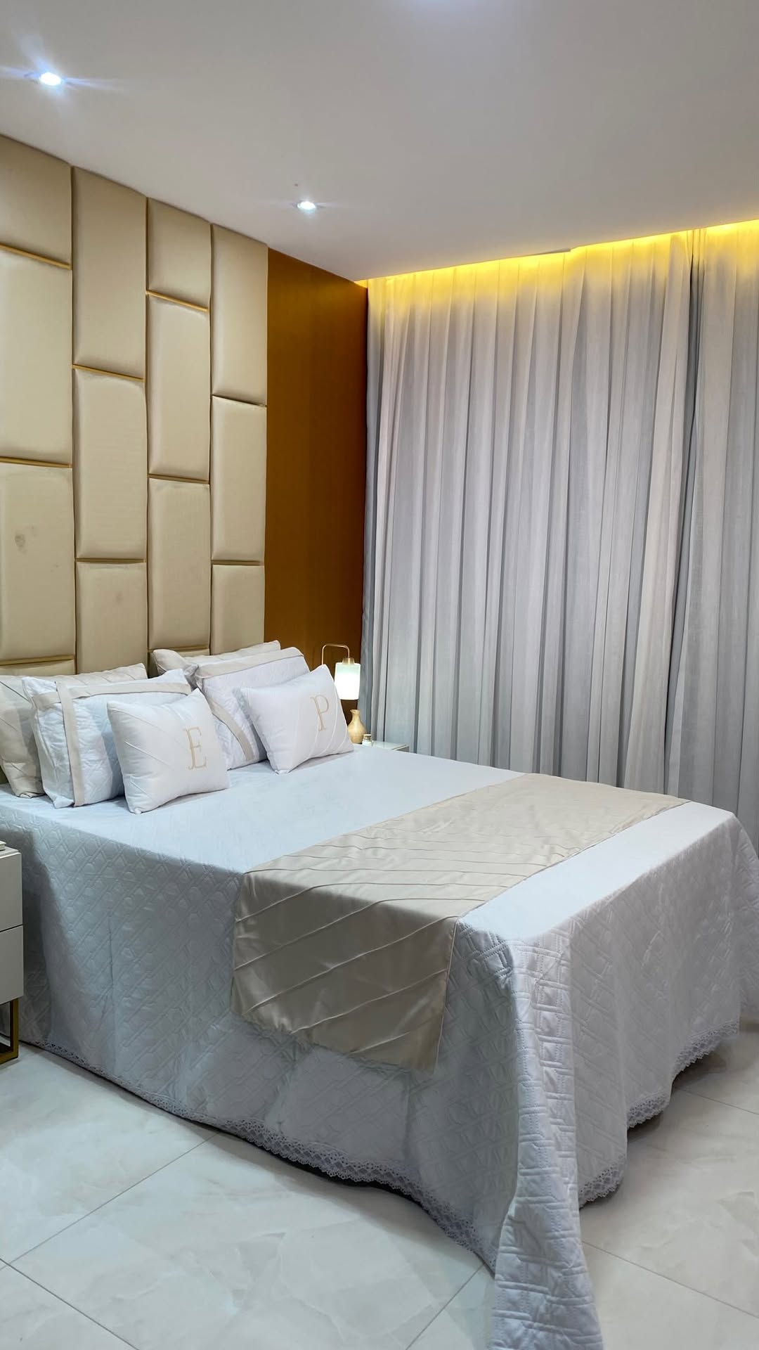 A mesma criadora dessa cortina, veio aí esse enxoval personalizado divo! Como é que não começa a semana bem desse jeito, tem nem como, com uma cama posta dessas! E aí gostaram? 
#camapostadasemana #camaposta #jogodecama #enxoval