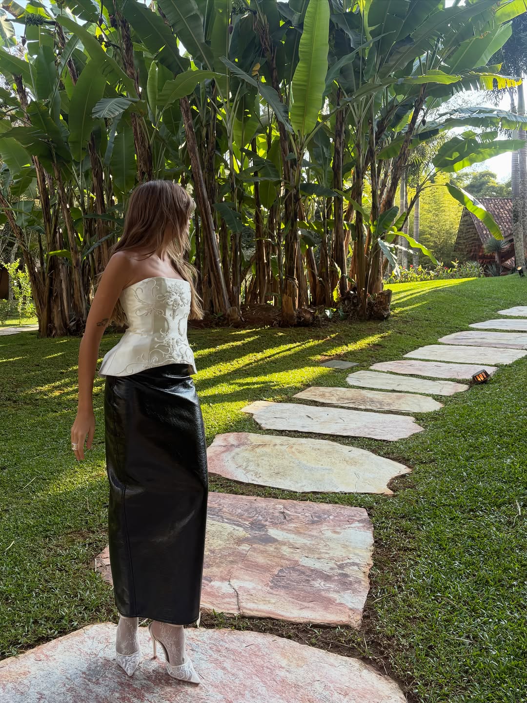 Sem música no carrossel pois o audio do video é importante ✨

Ps: o corset é de uma lojinha no Vietnam, mas adoraria que alguma marca fabricasse exatamente esse modelo em tds as cores, quem está comigo, amigas?