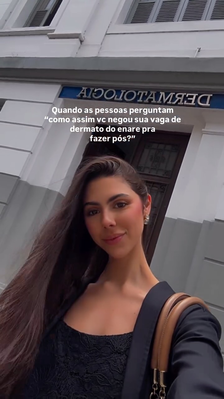 Vc já ouviu falar em Pós credenciada pela SBD (ou vaga estágio)? 🔎 

Para quem não sabe, a Santa Casa do Rio de Janeiro (Azulay) é um dos exemplos disso

Ela não oferece vagas de residência médica, somente de especialização / pós / vaga estágio (credenciadas à SBD).

Por isso, há a possibilidade de tirar o título e o RQE simultaneamente

Diferença na prática: vc não recebe a bolsa de residência 💰 

E a prova cobra: clínica médica + dermatologia (o que eu, particularmente, acho super justo) 

J
