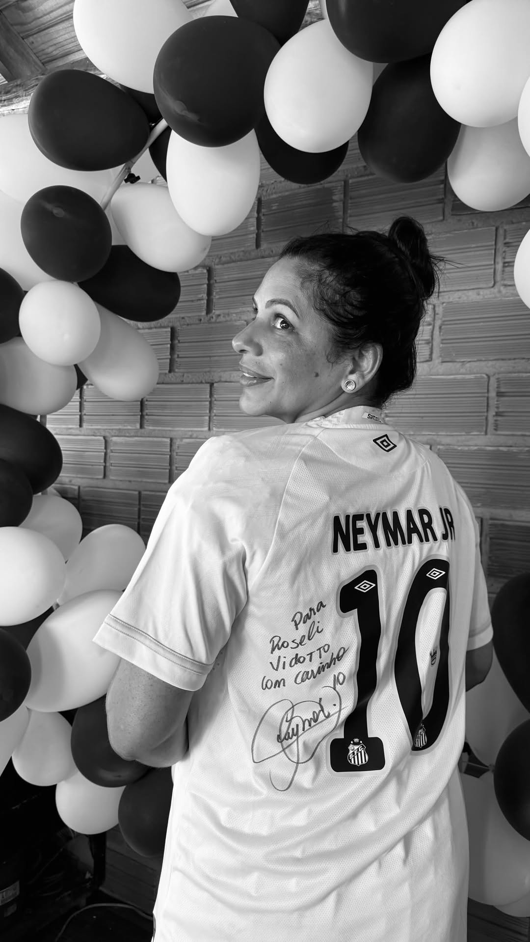 Ai ai essas horas minha mãe já tá com a TV ligada esperando a convocação para Copa do Mundo 2026… a maior apaixonada por futebol, Santos e Neymar que eu conheço @vidottorose hahahahah 🖤🤍

Agradecimento especial ao meu cunhado @brunosimono que conseguiu essa camisa autografada especialmente com o NOME E SOBRENOME dela, única! 🙌🏼✨