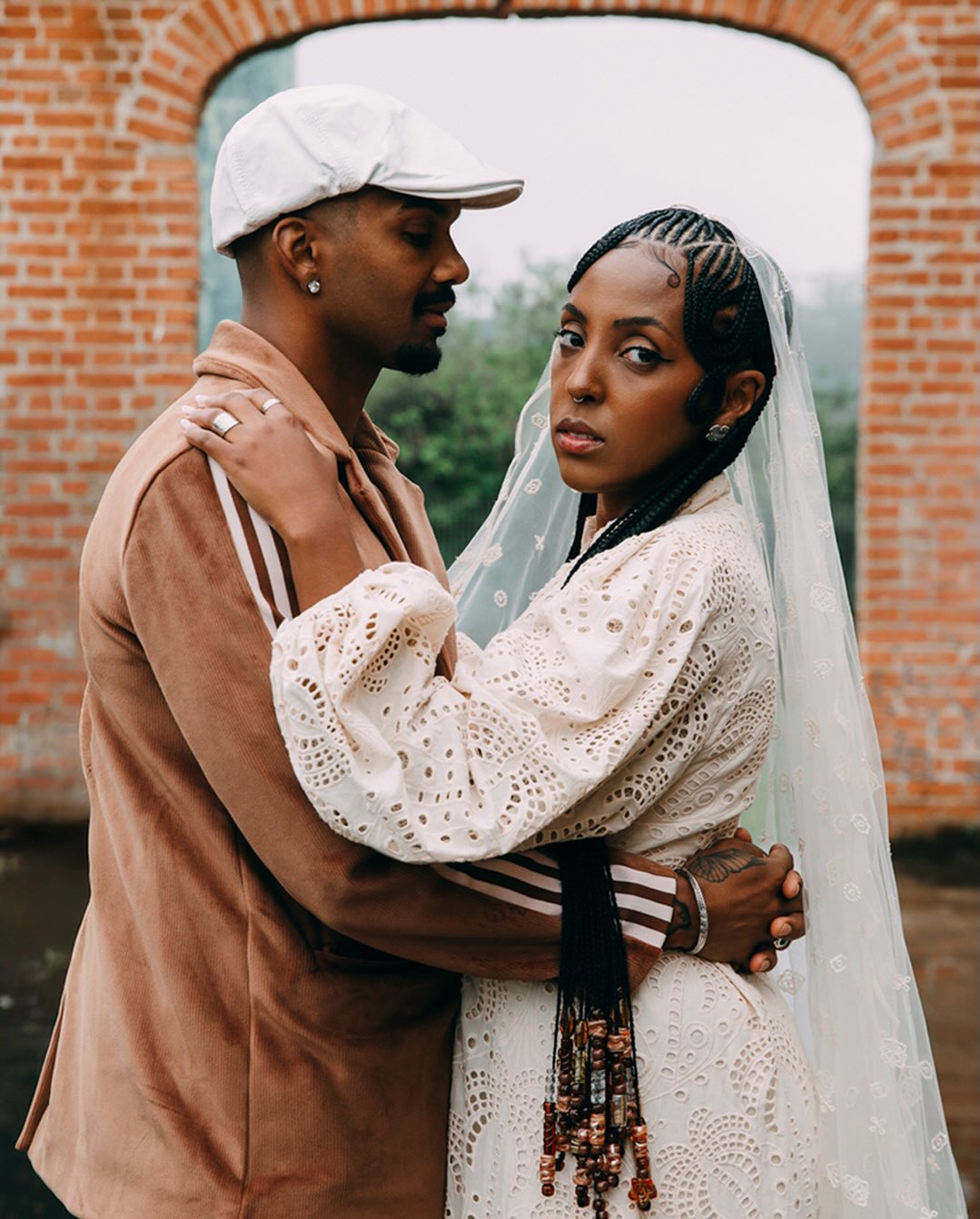 Cinthia & Rhay | 10 de Outubro de 2025.

Ontem abri meu coração nostálgico nos stories e contei um pouco sobre como minha carreira na fotografia começou, foi dentro do universo de eventos sociais, ensaios pessoais, debutantes, famílias e casamentos que tive as minhas primeiras oportunidades de fotografar profissionalmente. Essa área foi minha faculdade, minha primeira escola, aprendi a observar com mais paciência, a dirigir pessoas que nunca tinham sido retratadas, fui a maquiadora e a styling d