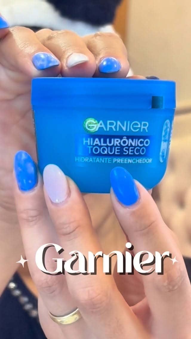 Ele não é água, não é gelo, não é creme e nem gel. É o novo hidratante da Garnier, uma inovação poderosa com 4% de ácido hialurônico, niacinamida e aloe vera. 
Um complexo hidratante que garante 48 horas de hidratação, com toque seco por 8 horas e um efeito preenchedor. 
Pela primeira vez, o hidratante do hialurônico com toque seco por 8 horas. 
Sinta a diferença✨ #HidratanteGarnier #garnierskincare #explorar #skincareroutine @garnierbrasil @garnier
