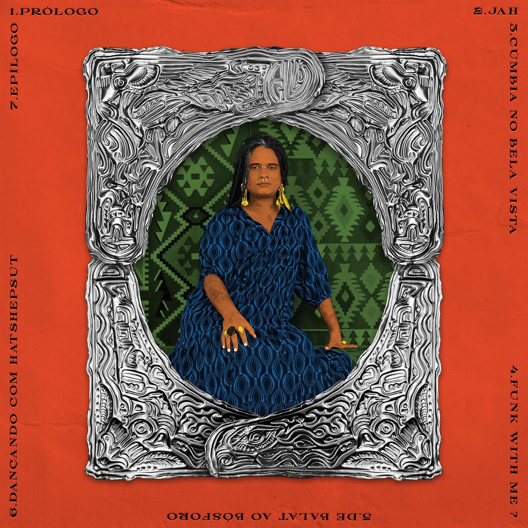 Filha de Abya Yala, Herdeira de Kemet é memória através dos sons do tambor, das maracas e das pulsações afro-indígenas. Entre ritmos ancestrais e sonoridades marcantes, esta é uma obra que celebra as raízes e os caminhos que conectam continentes.

Hoje anuncio meu novo EP, que comunga com sonoridades como reggae, cúmbia, funk soul, ritmos oriundos da Anatólia, tradições egípcias e expressões contemporâneas como o shaabi.

Disponível em todas as plataformas digitais no dia 29 de maio.

Arte: Rena