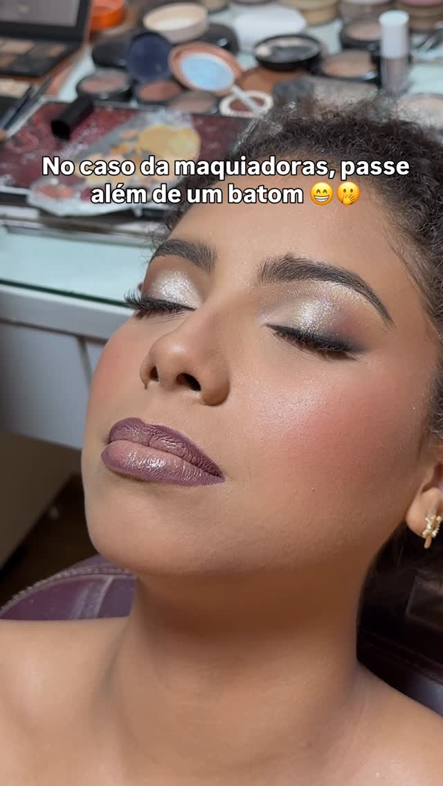 A maquiagem da boca vai além de  batom 💄 😁🫢🙋🏽‍♀️
.
.
.
#gracielemaiamakeup #bairrojardimlaguna #passebatom #makeformanda #pampulha