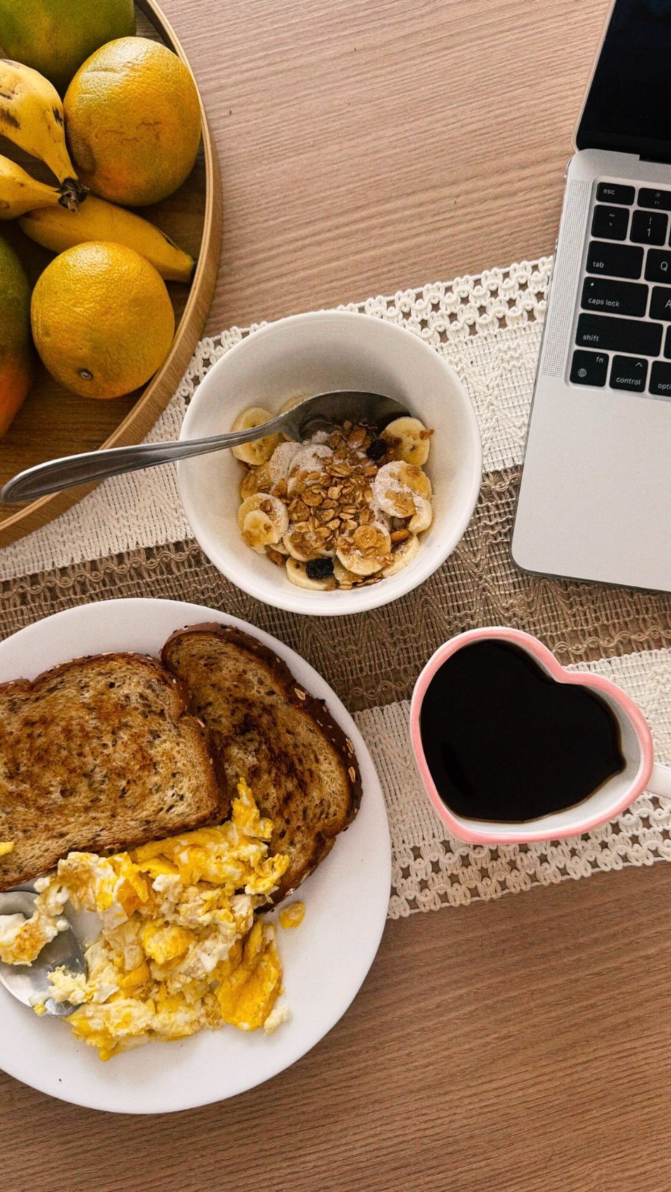 um dia comigo ~ tentando ~ seguir as orientações da diva @anabernardesnutri 👩🏻‍💻🥗🤸🏻‍♀️

#vlog #girlythings #rotinasaudavel 
*publi
