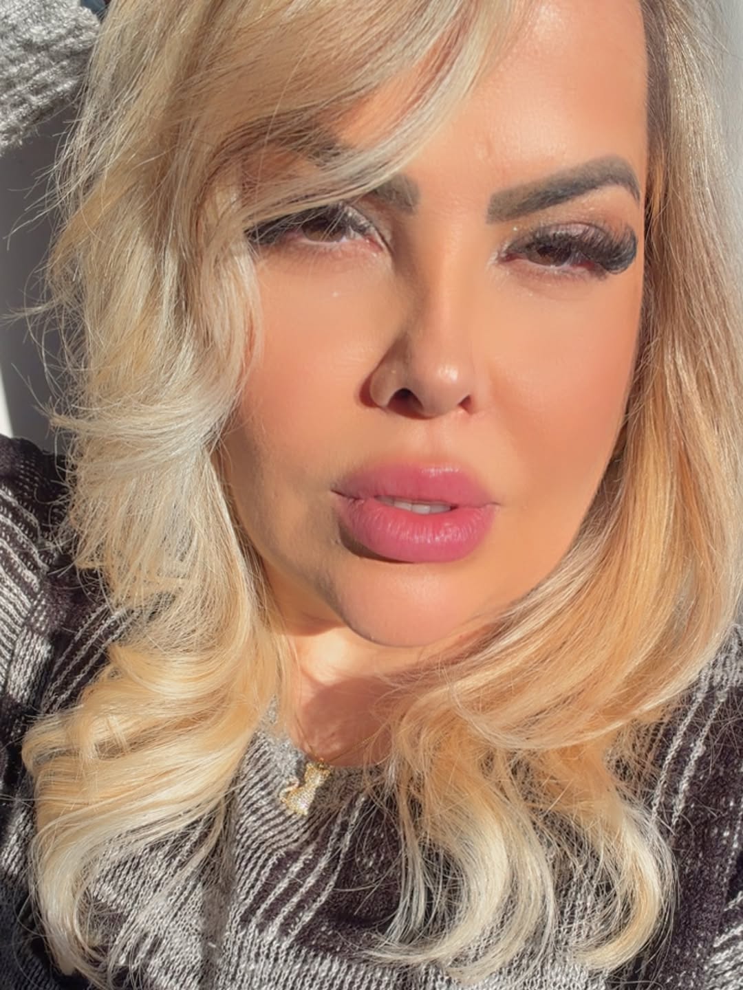 Só porque faz tempo que não posto foto no feed e hoje tenho motivo especial, retoque do cabelo pelas mãos da talentosa @juliabrunhair do @studiojg.glam só agradeço tanto carinho e cuidado que recebo dessas maravilhosas @grasiela.beauty  que cuida das unhas, make e prepara os lanchinhos mais deliciosos cheio de amor… amo vocês 🤍🫶🏻

#inspiration #hairstyles #beleiveinyourself #autocuidado❤️ #lifestyle