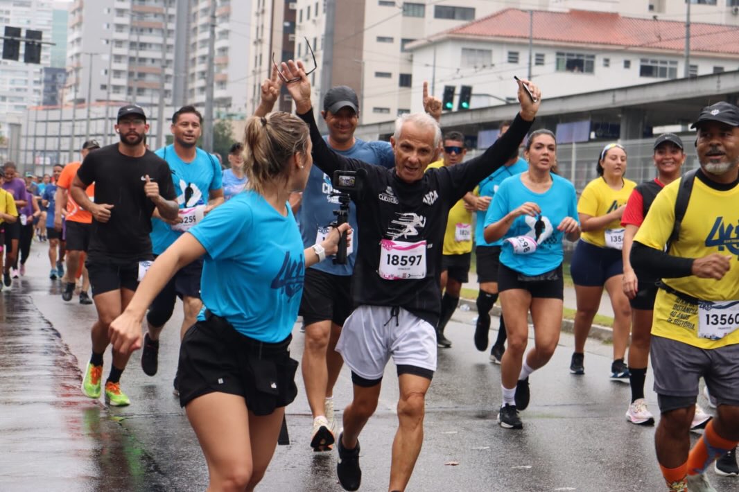 Esse ano vivi os 10km da Tribuna de forma especial!

Tive a oportunidade de participar de um projeto grandioso que contou histórias de pessoas que moldaram esses 40 anos de sucesso.  Conhecer de perto essas personalidades foi pra lá de emocionante! 

E para fechar com chave de ouro, recebi uma missão muito legal no dia da prova: entrevistar os corredores durante todo o trajeto.
Isso fez meus olhos brilharem (mesmo com o joelho lesionado 😂).
E a vivência não poderia ser outra: EMOÇÃO! Não por co