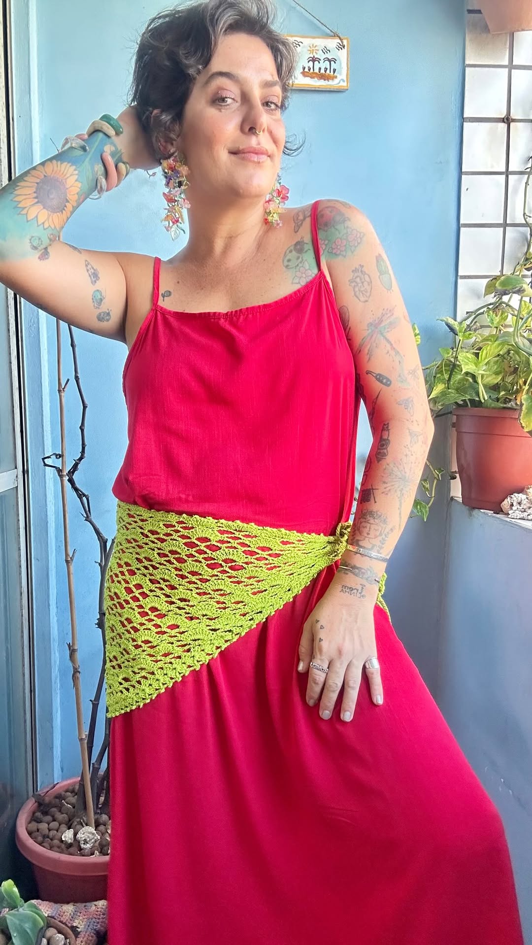 Chora Brasillllll

Estamos aqui para mais um arrume-se comigo….

Confesso que tava na dúvida se esse trem de lenço na cintura ia prestar….

Meninaaaaa mas num é que o trem não só prestou como ficou incrível ?! Eu Amayyyyyyy ! Acho que deu um charme pro vestido ! Pensando seriamente em fazer um de cada cor HAHAHA A LOKA 

Essa receita é do professor @professorneddyghusmam ! Eu usei o fio Bella Fashion @fiospingouin na cor Harmonia….usei nem metade do novelo com agulha 3.5! 

E é claro que esse fi