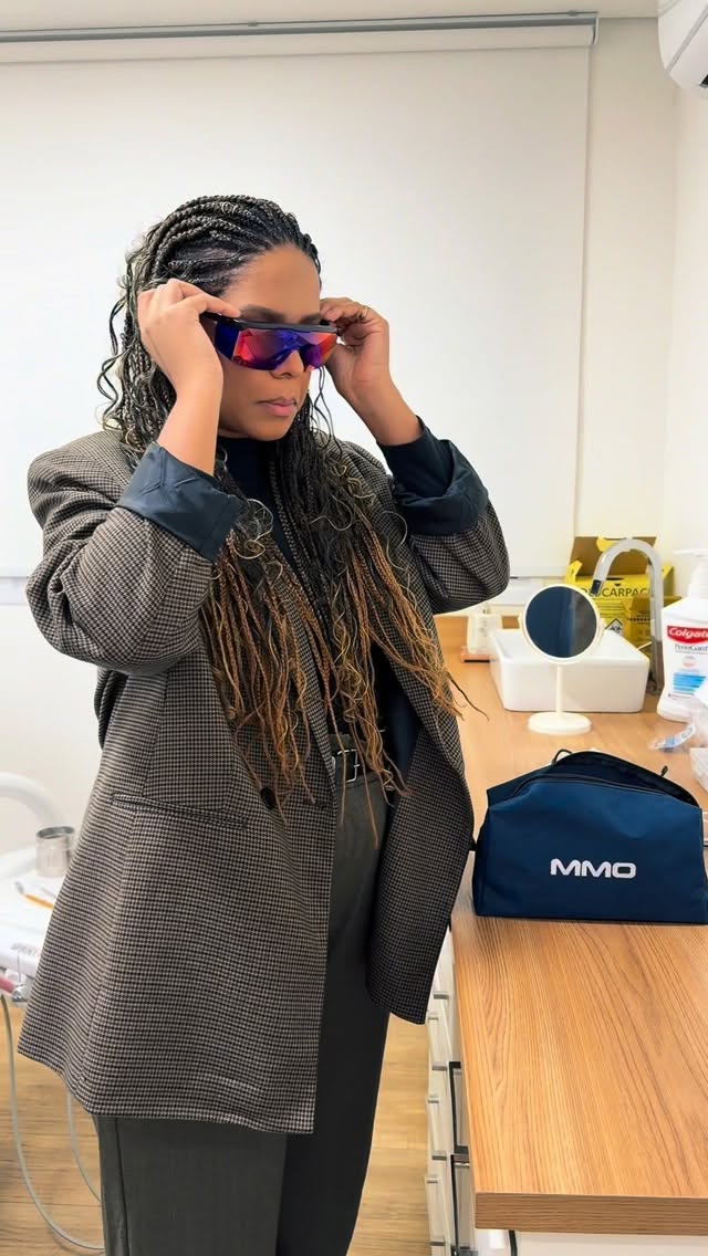 Tecnologia, precisão e conforto fazem parte de uma odontologia de excelência. ✨

Cada detalhe dentro da clínica é pensado para proporcionar uma experiência mais leve, sofisticada e confortável aos meus pacientes.

O laser terapêutico chega como mais um recurso para auxiliar na recuperação, no conforto pós-operatório e na qualidade do atendimento.

Dra. Carol Ellen 
CROSP 147055