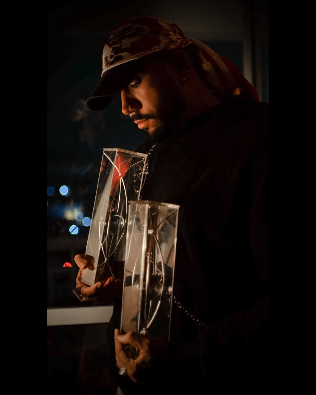 Semana passada, ganhei meu 2° prêmio da Academia Brasileira de Cinematografia.
Seria uma loucura pensar nisso anos atrás…

Minha trajetória começou dentro da cena do rap. Depois, passei pela música gospel. E foi no videoclipe que encontrei minha escola, minha identidade e minha fotografia.

O Videoclipe me ensinou estética, narrativa, atmosfera, gestão e, principalmente, como transformar sentimento em imagens. 
Muito do que sou hoje como diretor de fotografia nasceu ali, na raça, aprendendo sozi