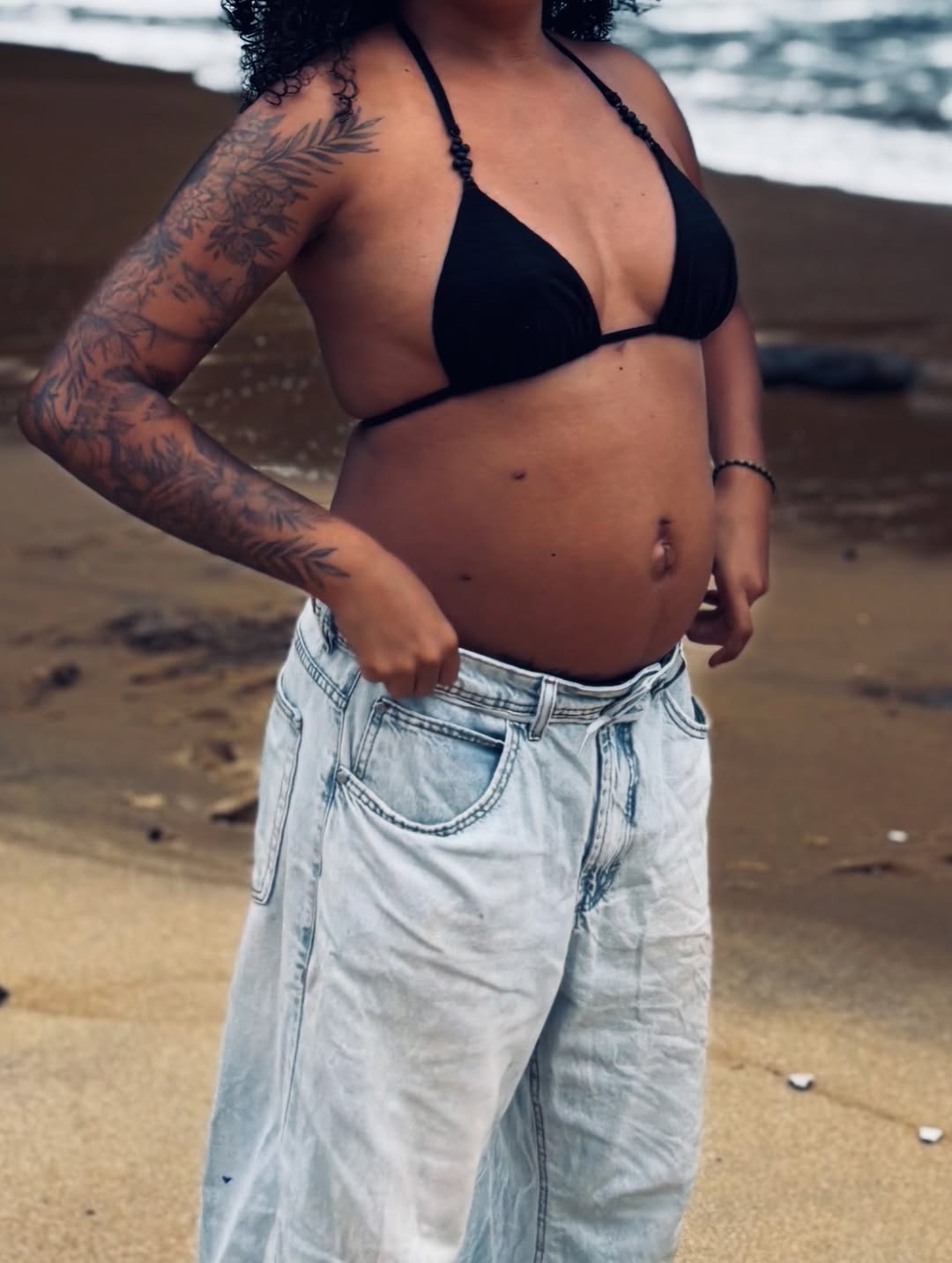 Eu adoro que minha vida é sempre emocionante, cheia de mudanças, novos caminhos, plot twists, e eu amo, juro! Não faria diferente. Eu não seria diferente. Como diz aquele filósofo contemporâneo: “só quem se arrisca merece viver o extraordinário” kkkkk. E se tem uma coisa que eu boto muita fé é que a minha melhor versão é sempre a próxima. Rs

Sumi, mas pretendo não sumir tanto assim… rs apesar de não falar tanto por aqui, gosto muito das redes e meu mood leonino não se aguentaria sem vir aqui mo