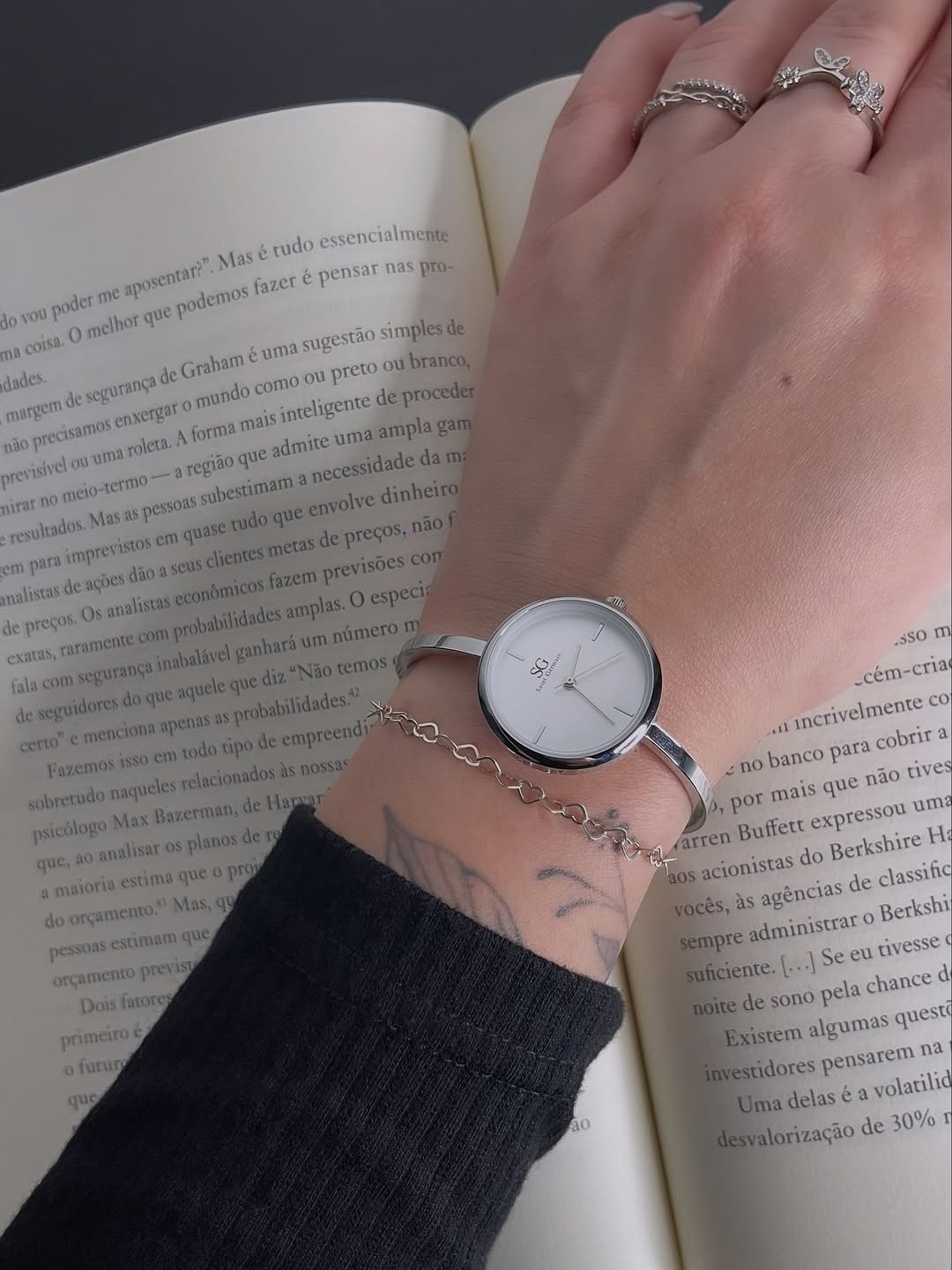 O acessório que transforma qualquer look em segundos ⌚🤍 

Minimalista, elegante e super sofisticado, o relógio bracelete da @saintgermain é aquele detalhe que faz toda a diferença no visual. Perfeito para quem ama acessórios delicados e atemporais ✨

🤍 Combina com qualquer look
🤍 Design moderno e sofisticado
🤍 Ideal para usar no dia a dia ou em ocasiões especiais

Garanta o seu no site:  saintgermainbrand.com.br￼
🏷️ Use meu cupom e ganhe 10% OFF: A-SGTHAISPA

#relógiofeminino #saintgermain 