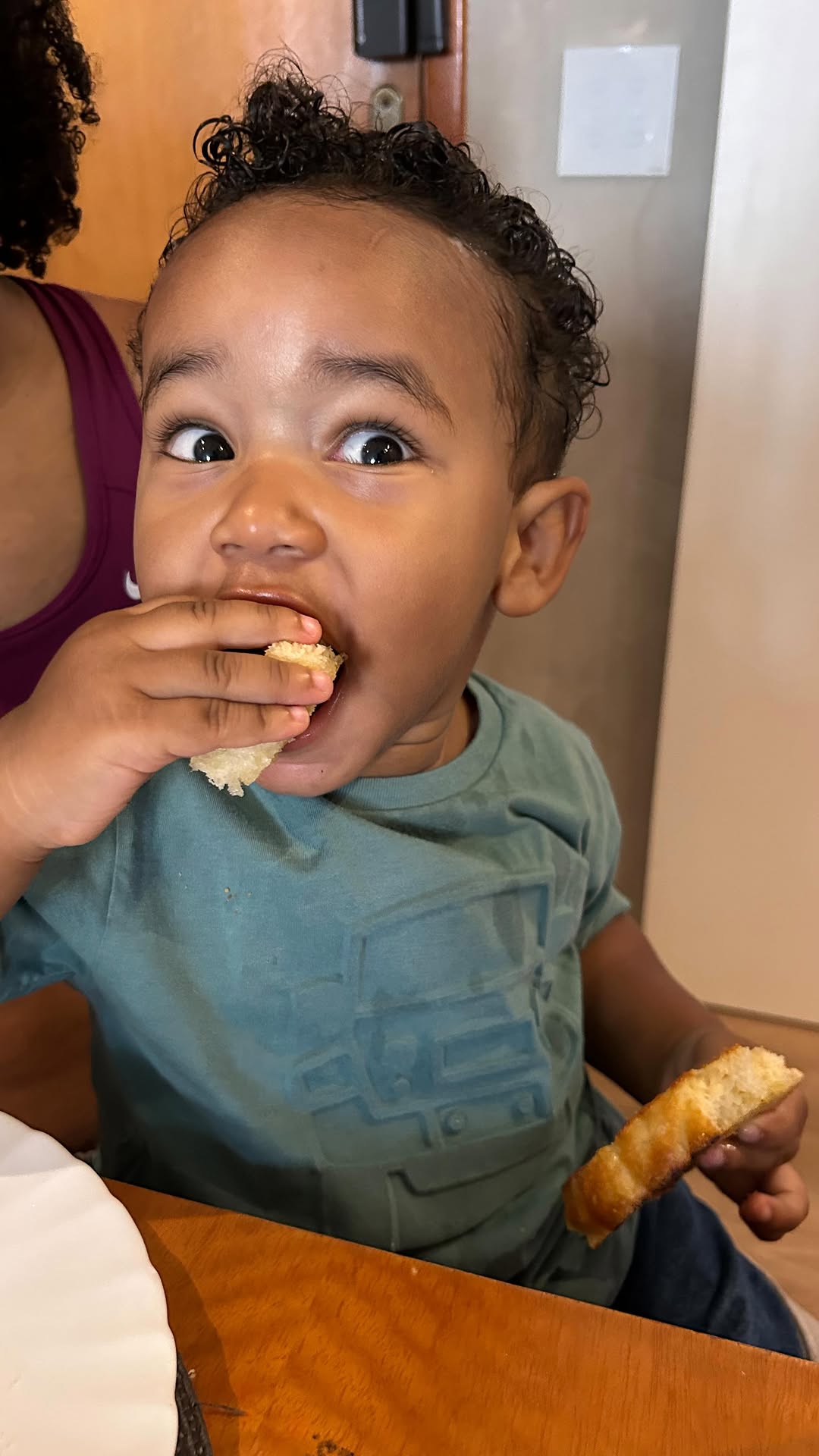 Eu achava que a trend do “Jéssica” para fazer criança parar de chorar era montagem. Até que hoje de manhã o Benjamin não parava de chorar. Acordou não querendo nada nem ninguém e só chorava…daí eu gritei o nome e... o choro parou na hora. 

O que isso tem a ver com contigo como líder? Tudo.

Às vezes, como líderes, ficamos presos a manuais de 400 páginas, metodologias e esquecemos do óbvio. Três lições que a “Jéssica” me ensinou hoje:

1. Resultado engole a teoria: Se funciona para o seu time, é