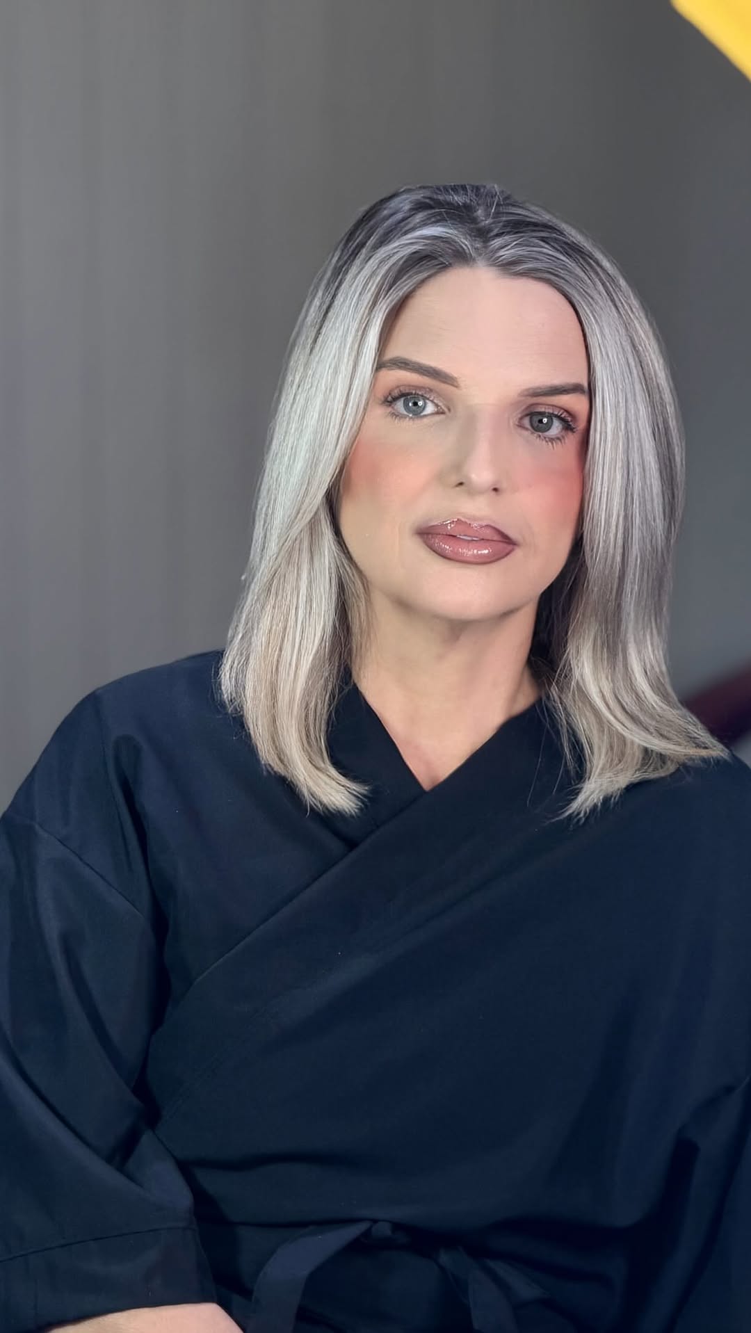 @lucianacorreaqueirozdefreitas and @doxiaprofessional 🤌🏼
Uma combinação perfeita para um loirão frio, sofisticado e cheio de identidade. 🤍

Mas preciso contar um detalhe importante: muita gente sonha com tons assim, porém cada cabelo responde de uma forma. No caso dela, a estrutura do fio já é naturalmente mais clara, o que facilita MUITO o clareamento sem comprometer a saúde do cabelo.

O fundo que o cabelo dela abre é tão suave e limpo que o processo praticamente não leva 20 minutos. E isso