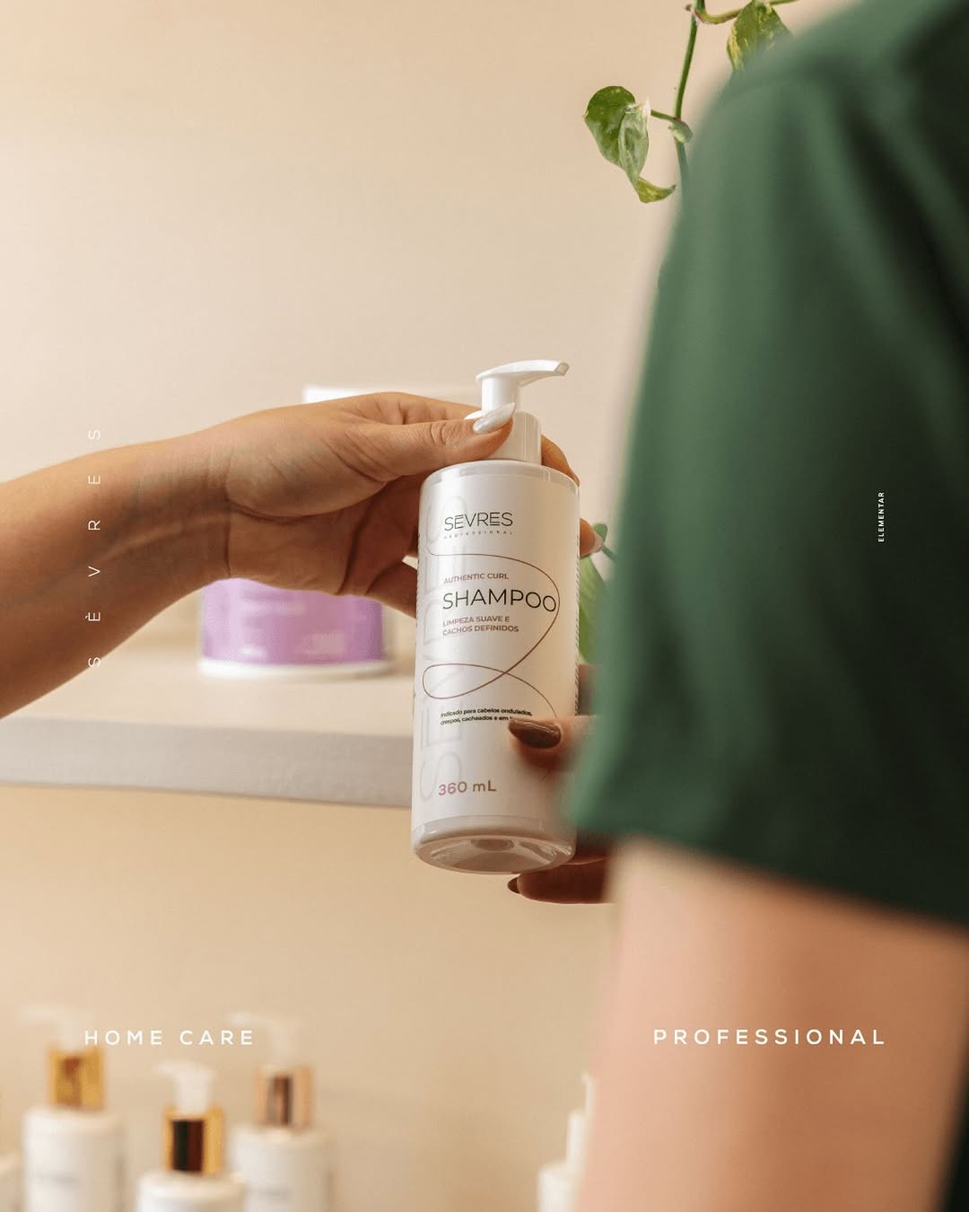 O Authentic Curl Shampoo, da Sèvres, proporciona uma limpeza suave e eficaz, sem agredir os fios, promovendo cachos definidos, leves e tratados. Sua fórmula avançada combina brilho, maciez e controle da porosidade, resultando em fios equilibrados e com aparência saudável.

Enriquecido com Manteiga Vegetal de Karité e Extrato de Linhaça, oferece uma alquimia perfeita de ativos vegetais que estimula a reposição lipídica e proteica, reduz o frizz e garante definição natural e duradoura aos cachos.
