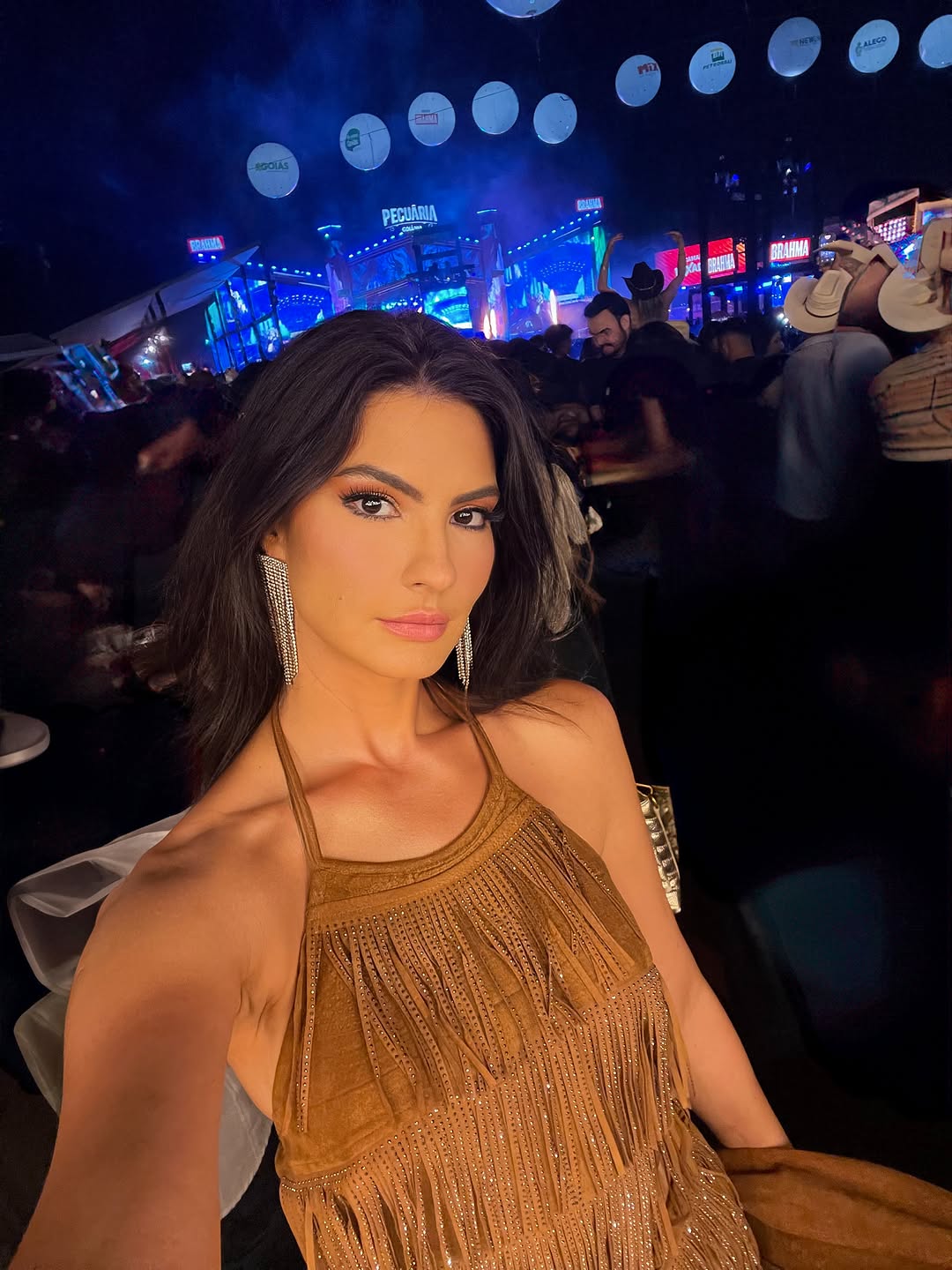 Entre luzes, música e momentos bons na #pecuária2026 … uma noite daquelas… 👢🎶🤠

#  #alok #fredefabrício